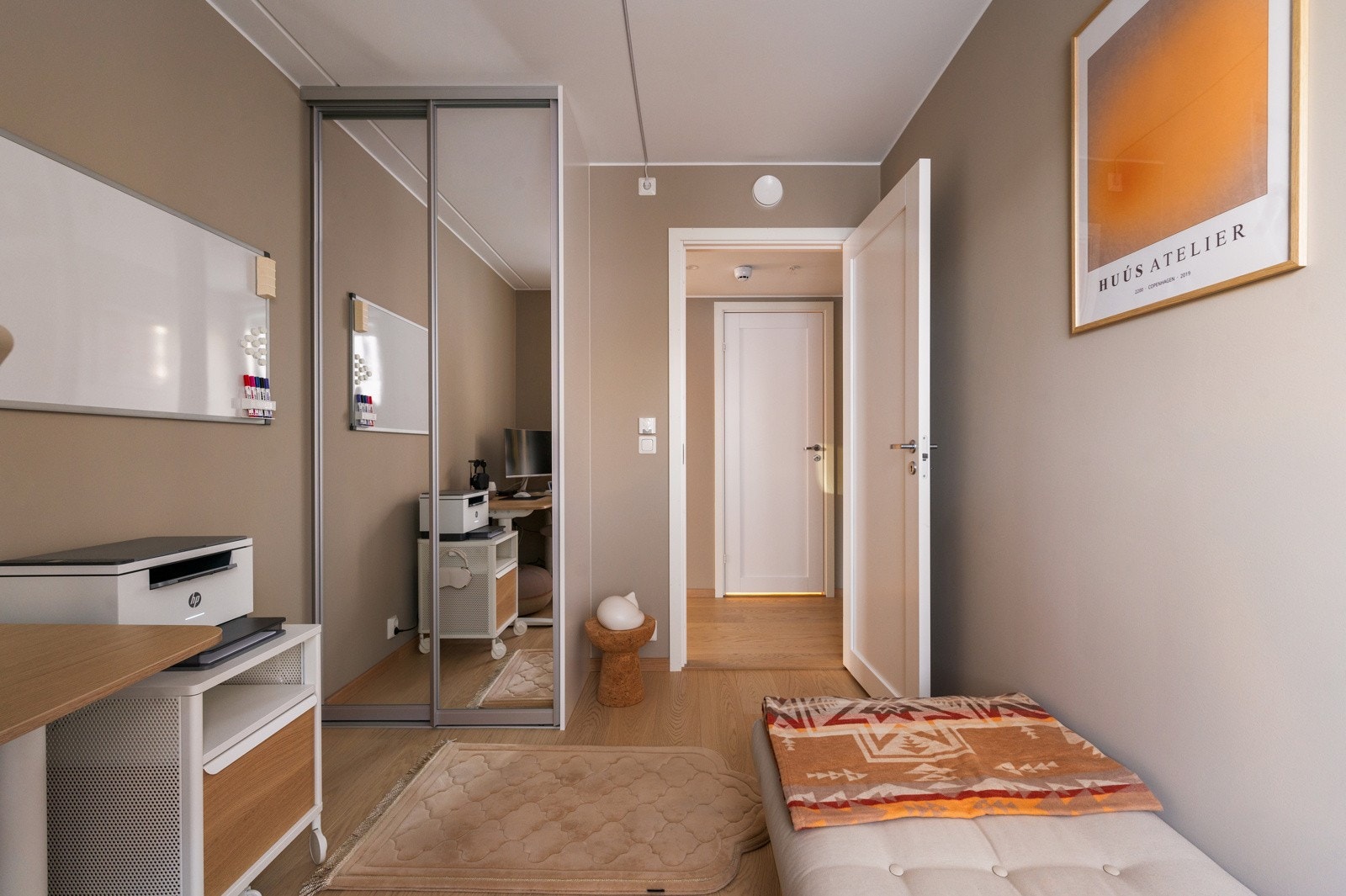 Plassbygd skyvedørsgarderobe med speildører er montert Galleribilde