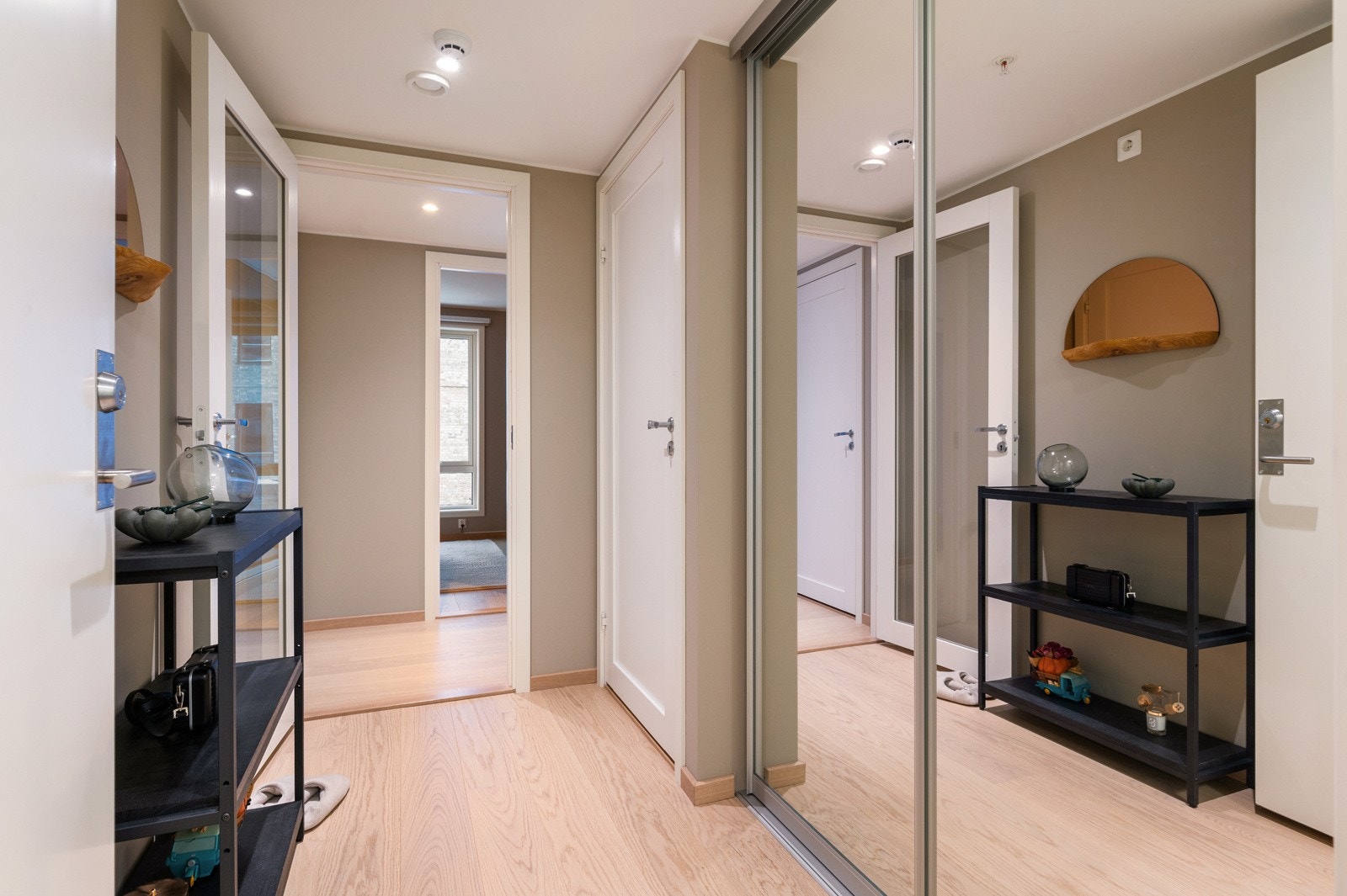 Det første som møter deg er en lun og innbydende entré, som gir et godt førsteinntrykk av leiligheten Galleribilde