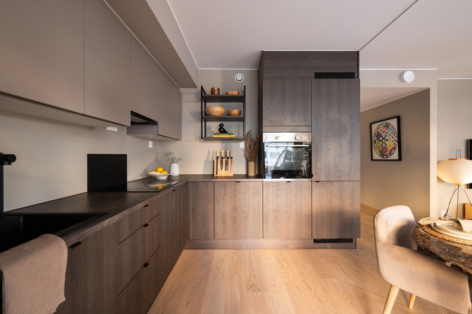 Åpen, moderne og påkostet kjøkkenløsning med moderne og stilren innredning med god skap- og benkeplass Galleribilde