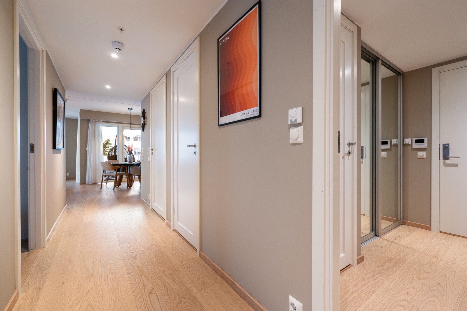 Særdeles god oppbevaringsplass i den romslige, plassbygde skyvedørsgarderoben i entreen Galleribilde