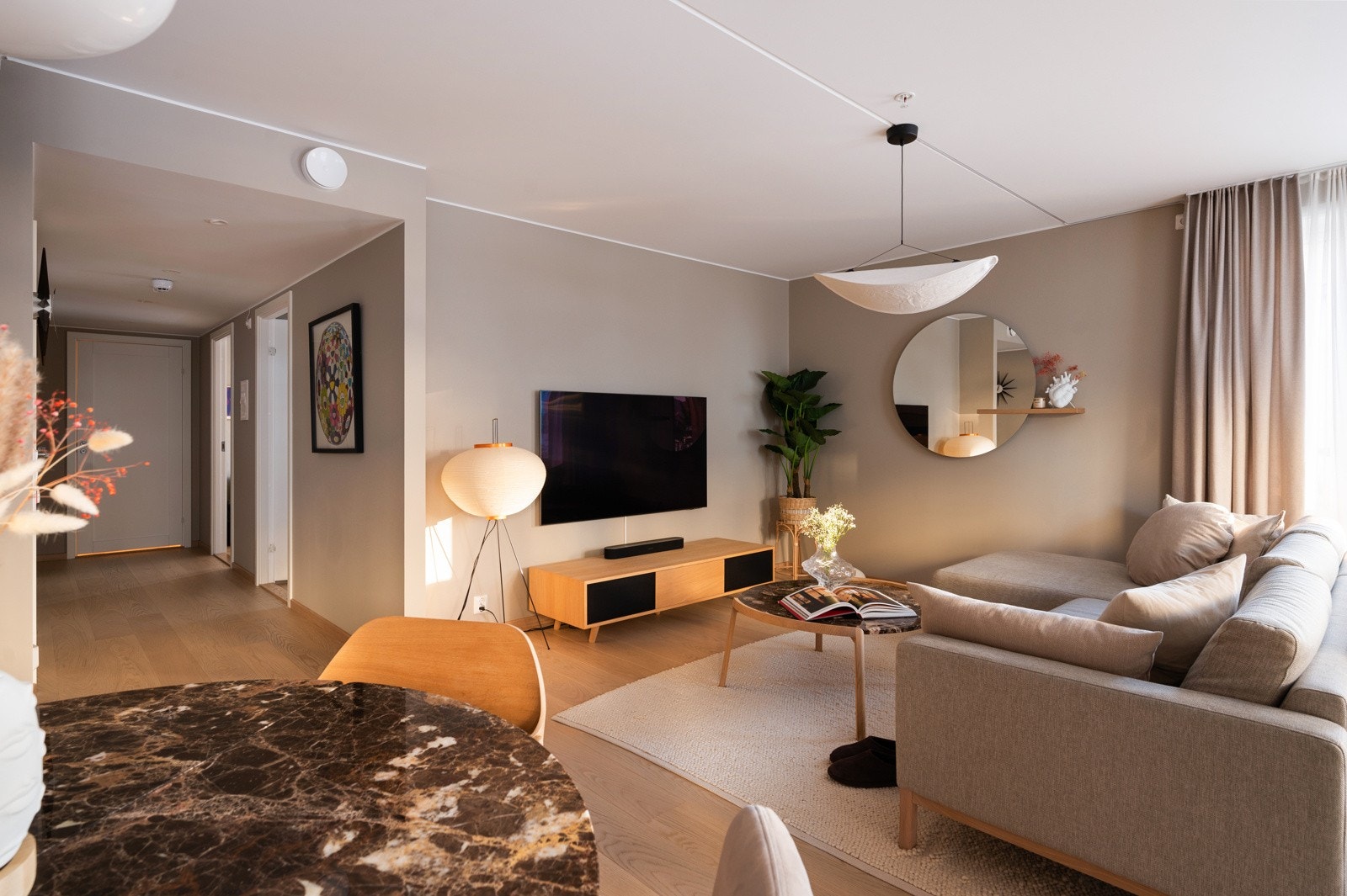 Pene, malte vegger og lekker sammen med den lekre, enstavs eikeparketten på gulvet skaper et moderne og gjennomført uttrykk Galleribilde