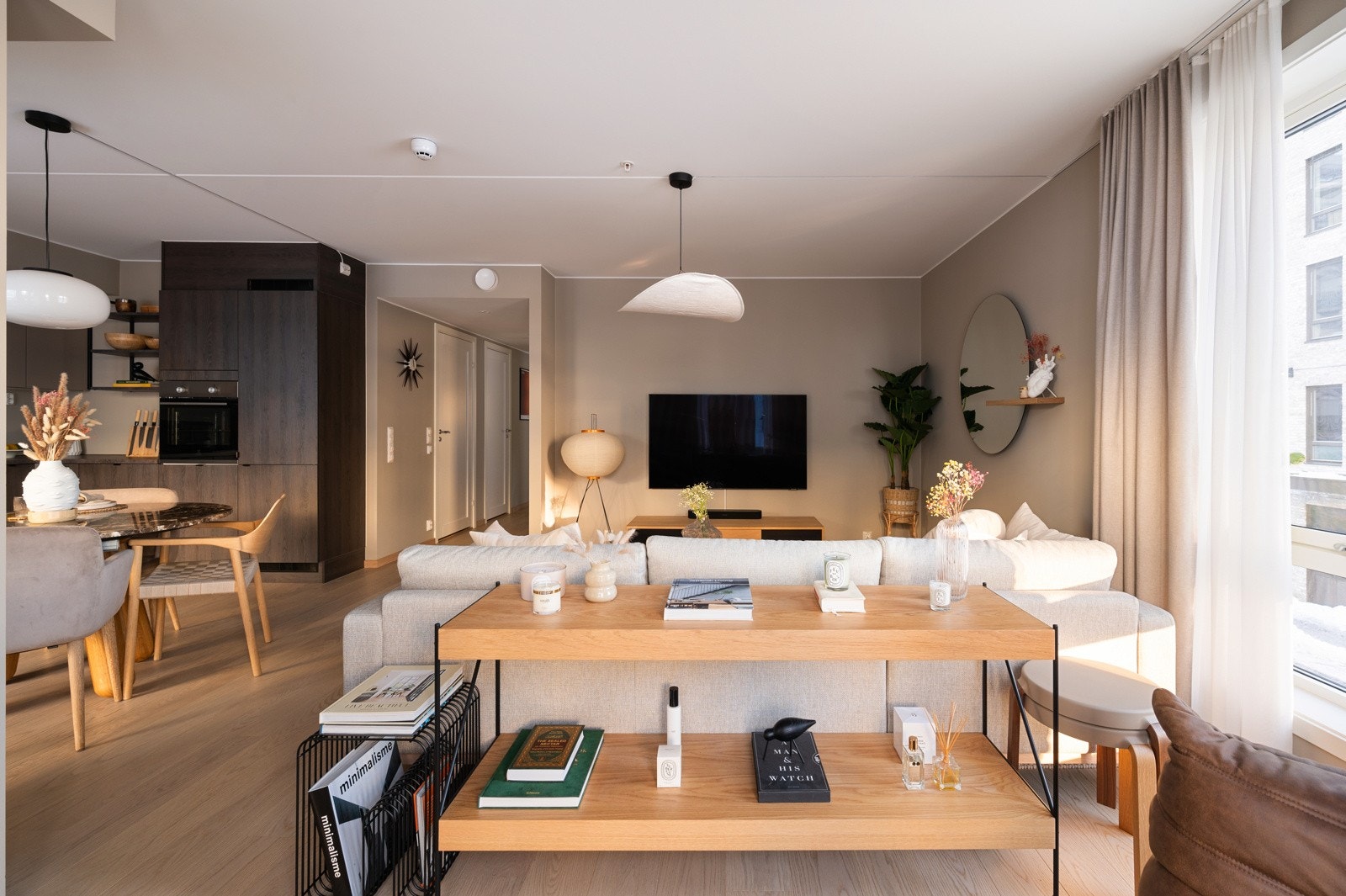 Her er det god plass til sofa med tilhørende salongbord og tv-seksjon Galleribilde