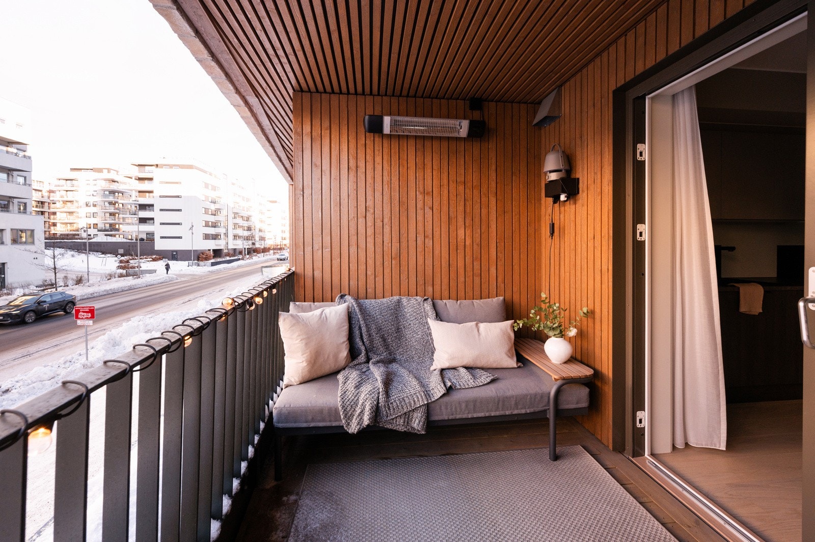 Her kan varme sommerdager nytes med en god bok og noe kaldt i glasset eller med venner og grillmat til middag Galleribilde