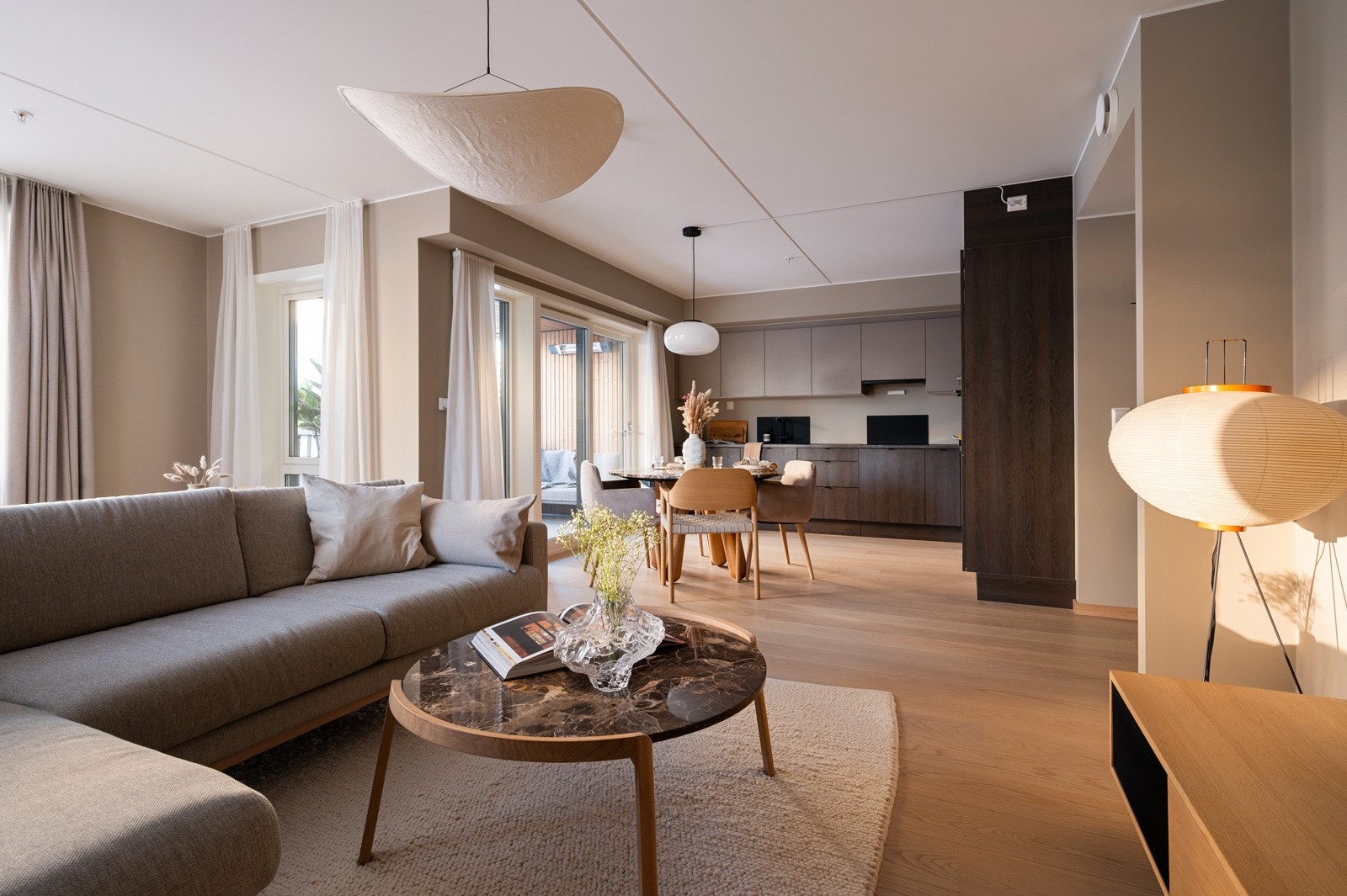 Rommet er romslig og har en veldimensjonert utforming hvor man med enkelthet kan innrede etter eget ønske og personlige stil Galleribilde