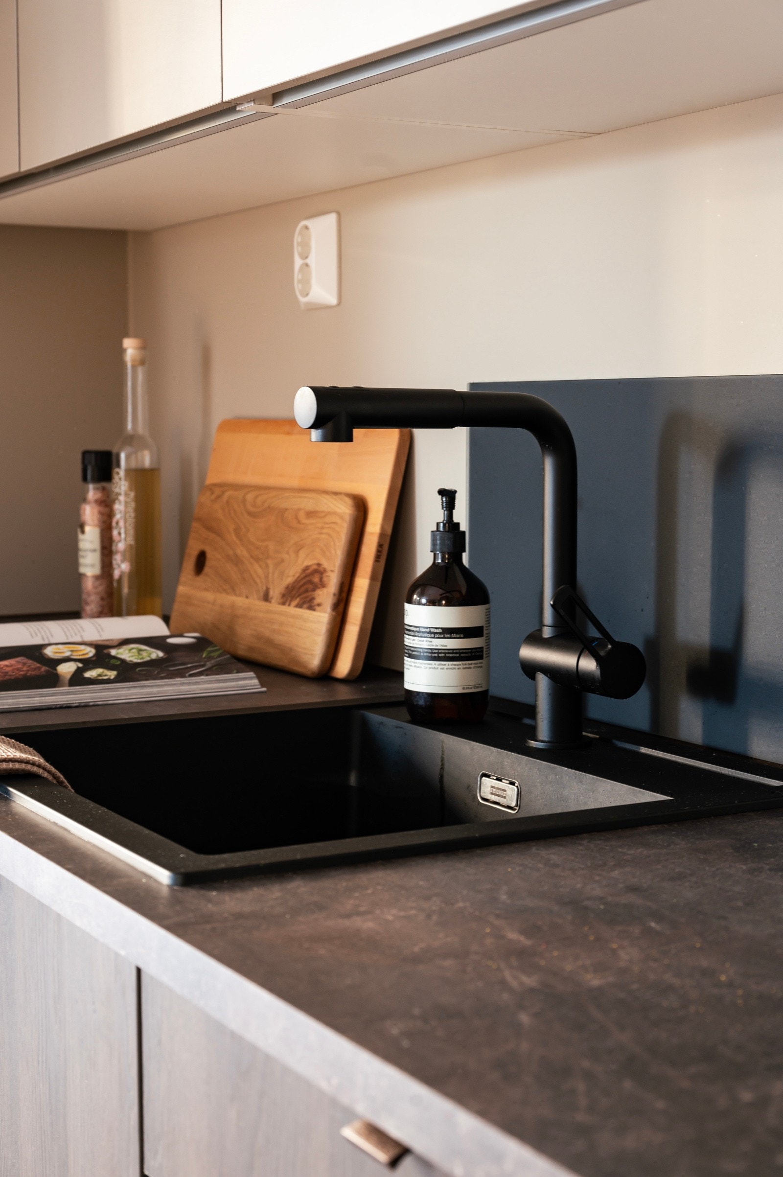 De sorte detaljene på kjøkkenet skaper et stilrent og moderne preg Galleribilde