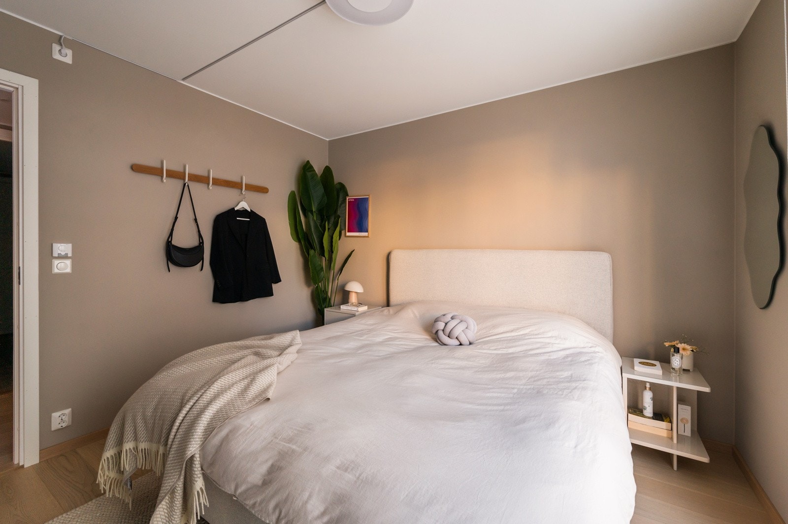 Den lekre enstavs eikeparketten fortsetter her inne og veggene er malt i en lun tone som gir en deilig atmosfære å sove i Galleribilde