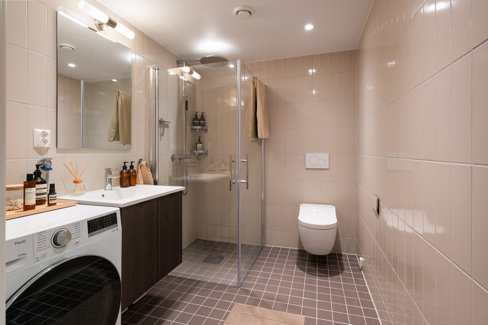 Innbydende og meget romslig bad med flislagte gulv og vegger, varme i gulv og downlights i himling Galleribilde