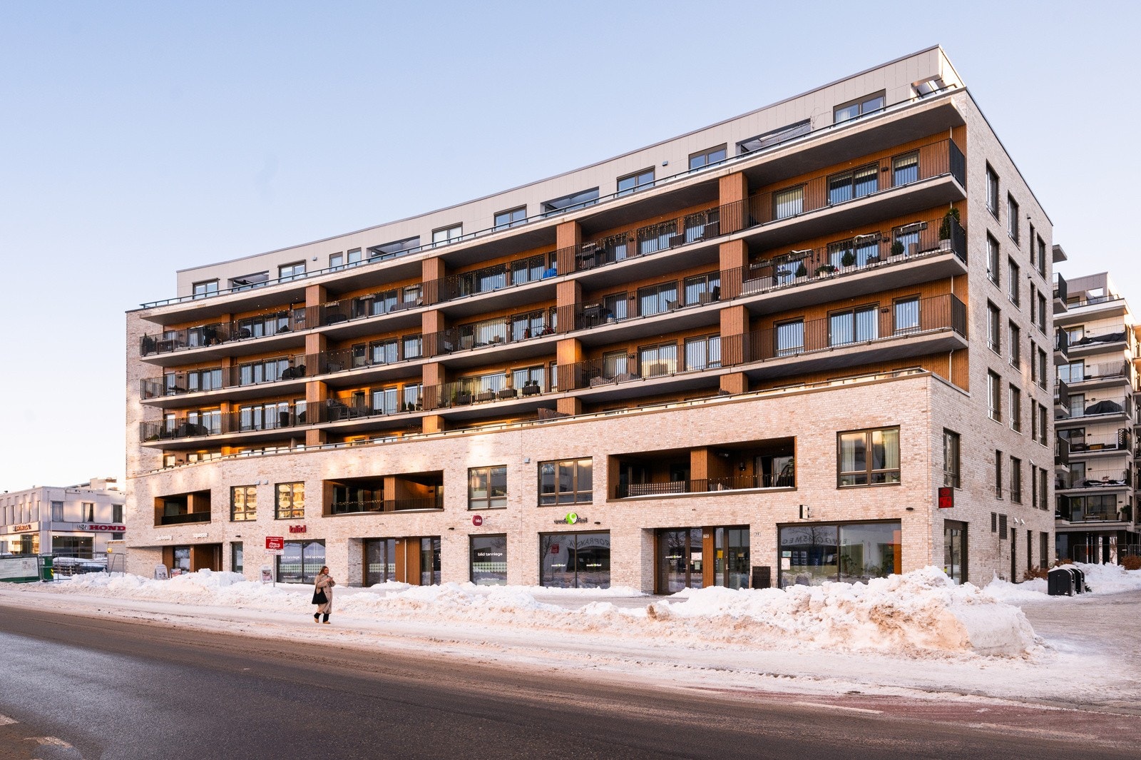 Fasaden - flott beliggenhet i byggets andre etasje Galleribilde