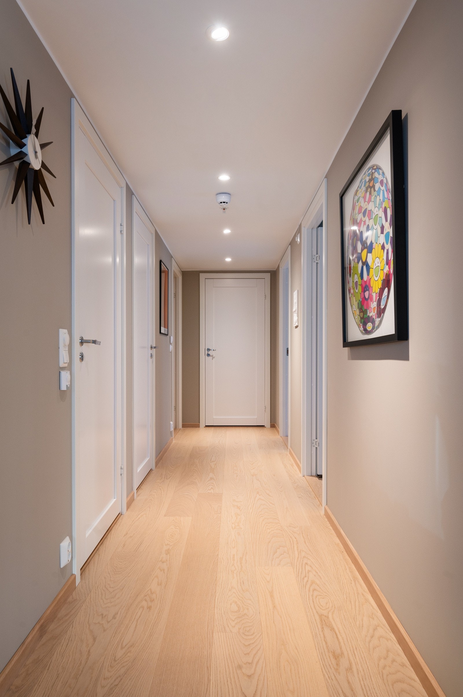 Romslig gang som skaper en naturlig forbindelse mellom de ulike rommene i leiligheten. Galleribilde