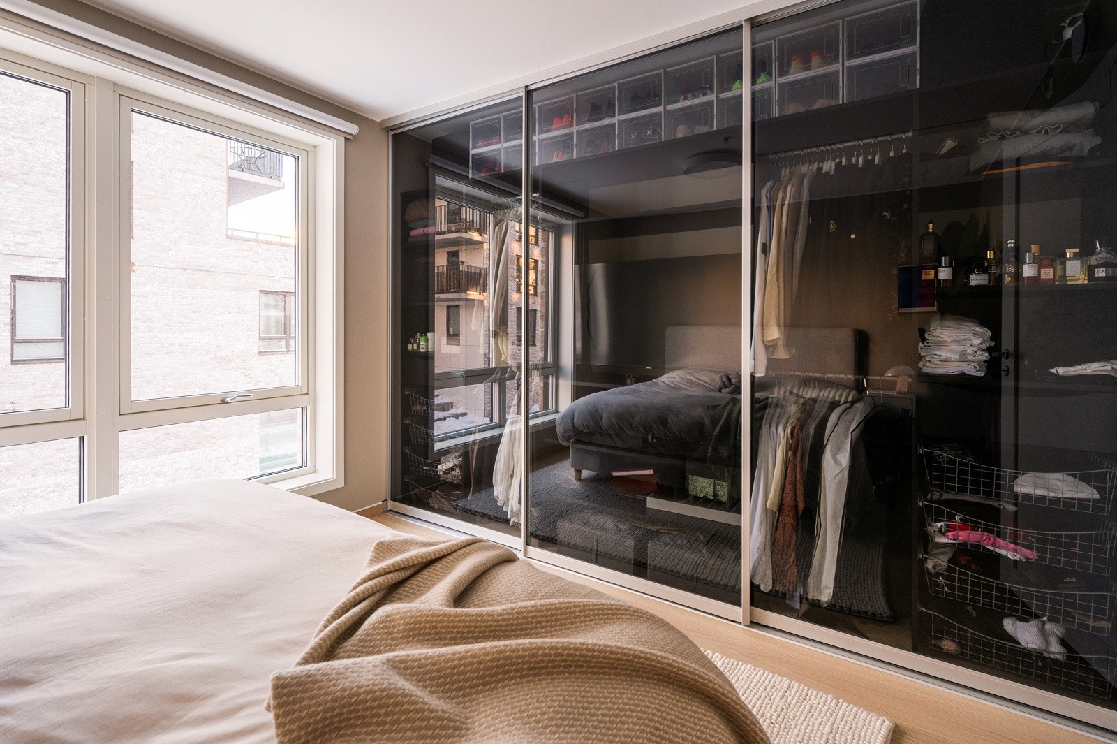 Romslig, plassbygd skyvedørsgarderobe er montert og gir god lagringskapasitet Galleribilde