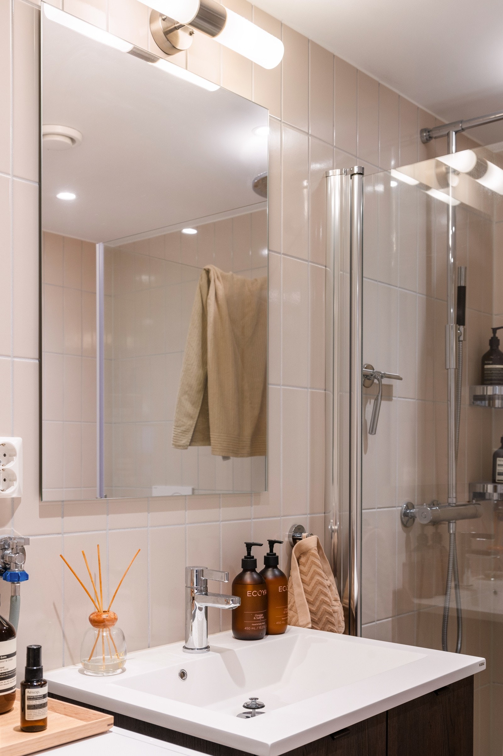 Videre er det servant med skapinnredning og speil med belysning over samt opplegg for vaskemaskin og tørketrommel Galleribilde