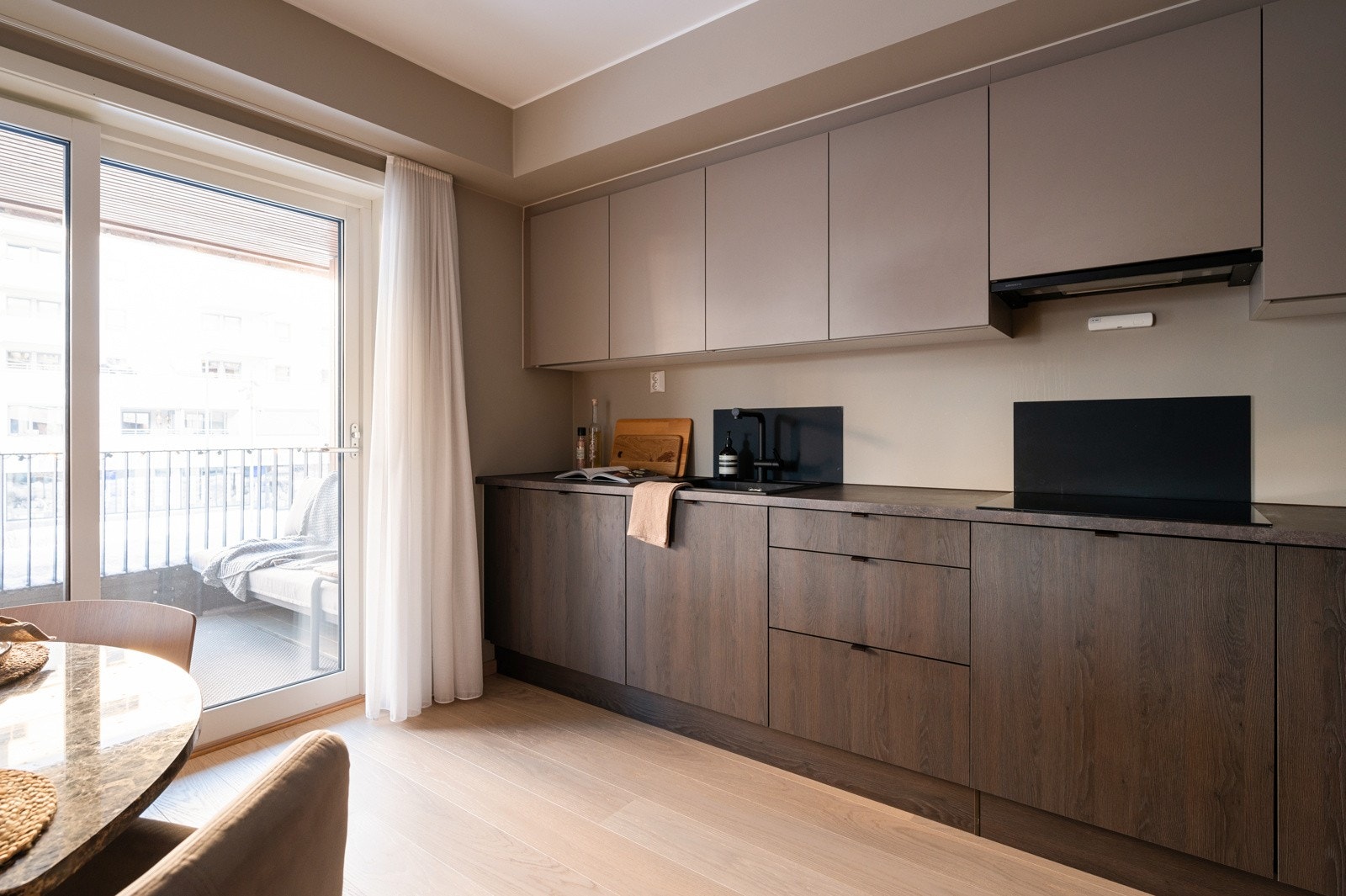 Fra kjøkkenet er det utgang til en 7 kvm vestvendt balkong Galleribilde