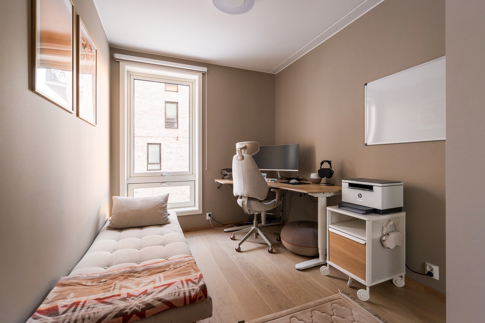 Boligens andre soverom er også av god størrelse og er således fleksibelt i bruk Galleribilde