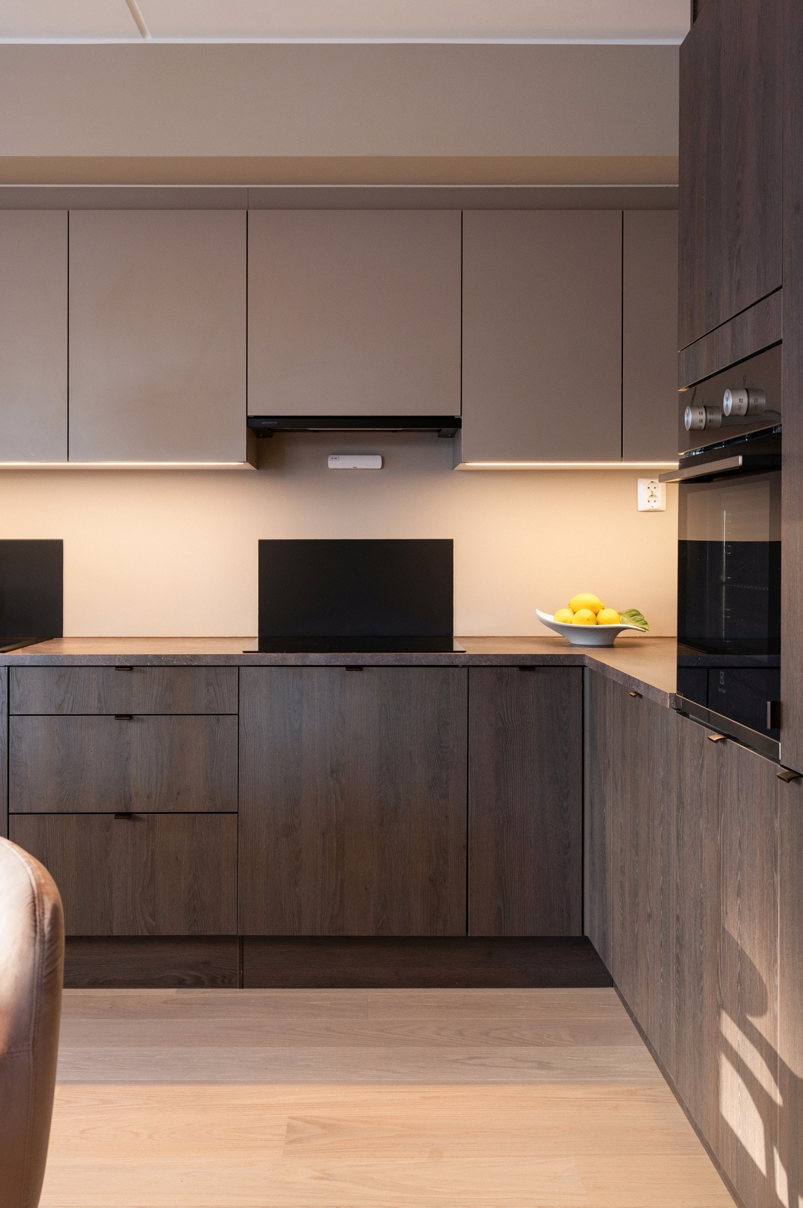 Integrerte hvitevarer som oppvaskmaskin, stekeovn, induksjon koketopp med ventilator over og kombiskap - kombiskap medfølger Galleribilde