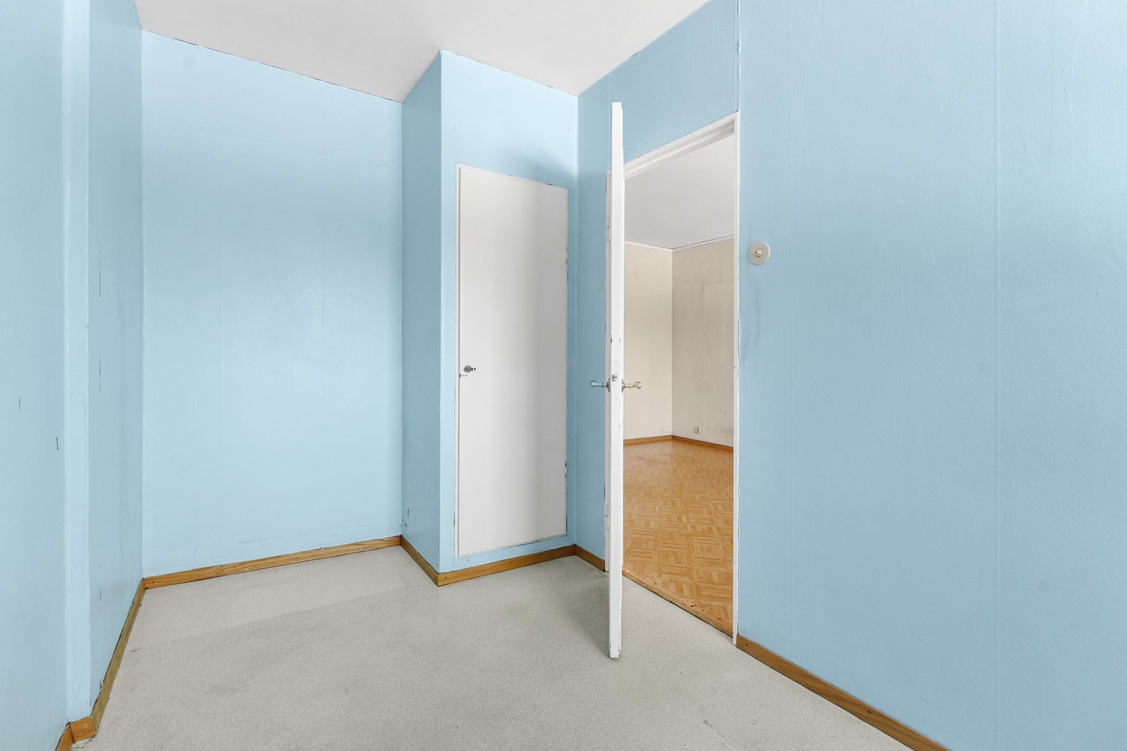 Romslig soverom med innebygd garderobeløsning Galleribilde