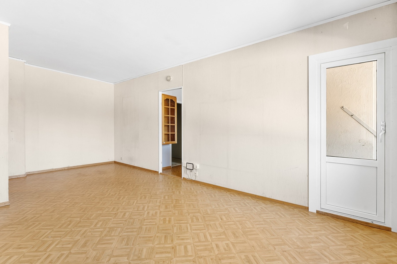 Stuen er av god størrelse og har plass til sofaseksjon, medievegg og spisebord Galleribilde