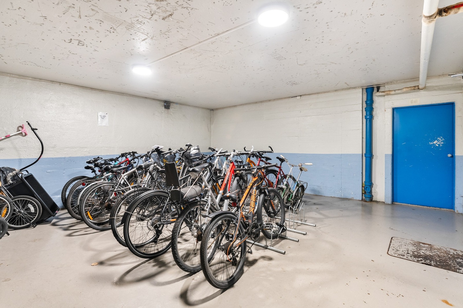 Sykkelparkering i kjeller Galleribilde
