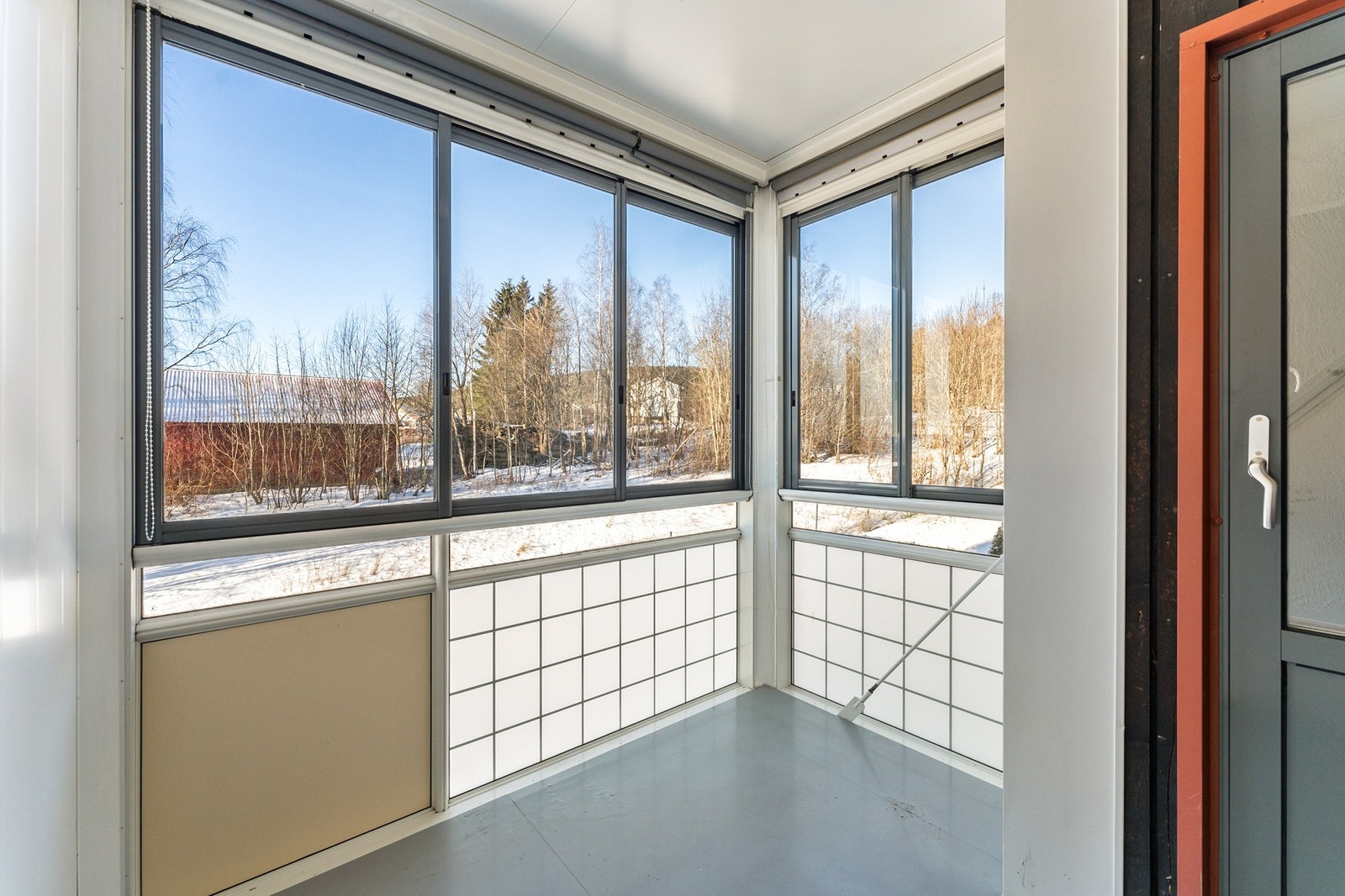 En stor 2-roms andelsleilighet med vestvendt innglasset balkong Galleribilde