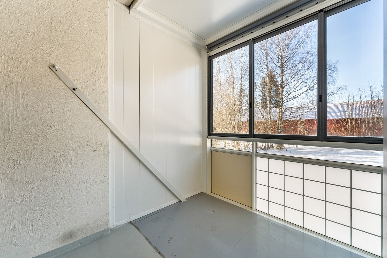 Fra stue er det direkte utgang til en innglasset balkong på 6 kvm. Galleribilde