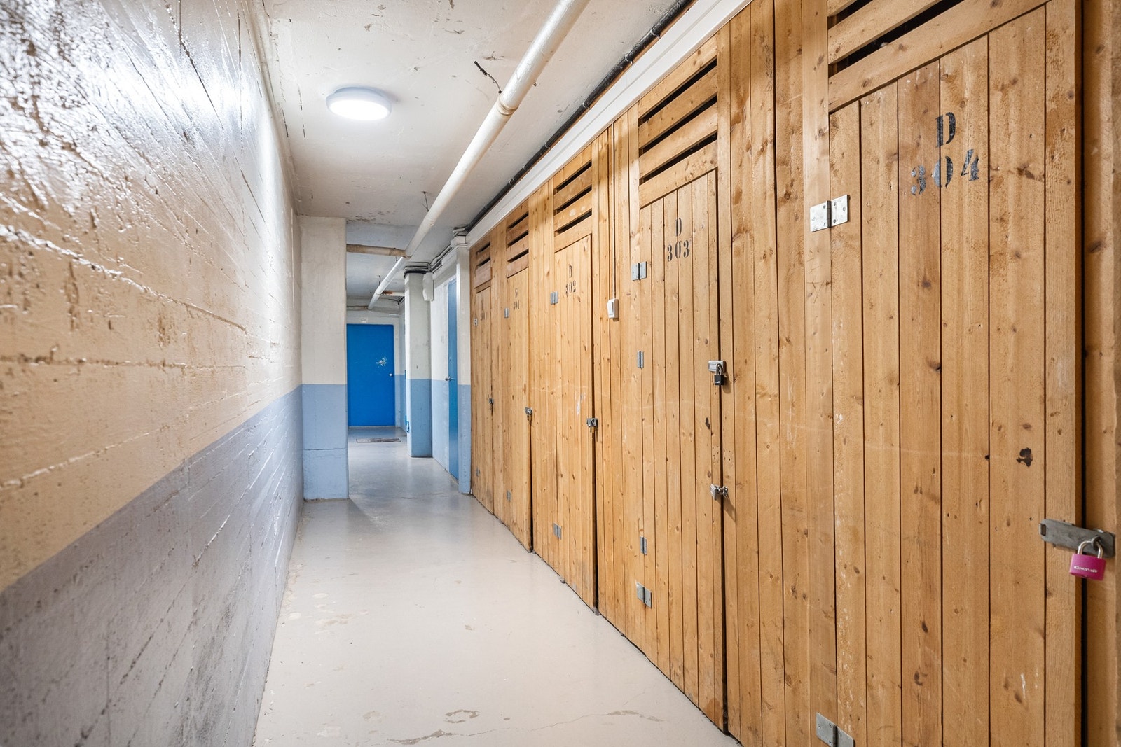 Det medfølger en bod i kjeller Galleribilde