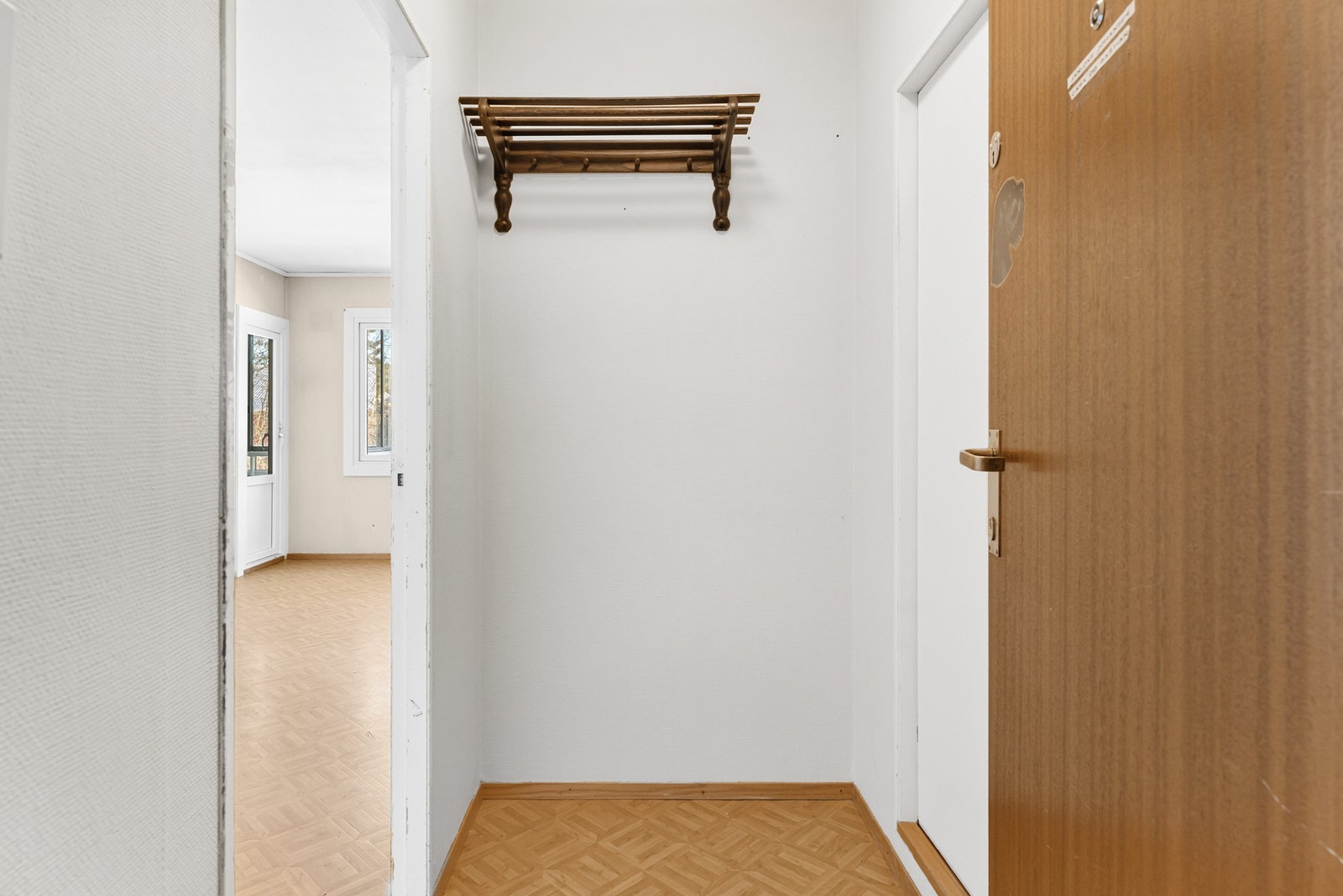 Entré med god plass for avheng av yttertøy og sko Galleribilde