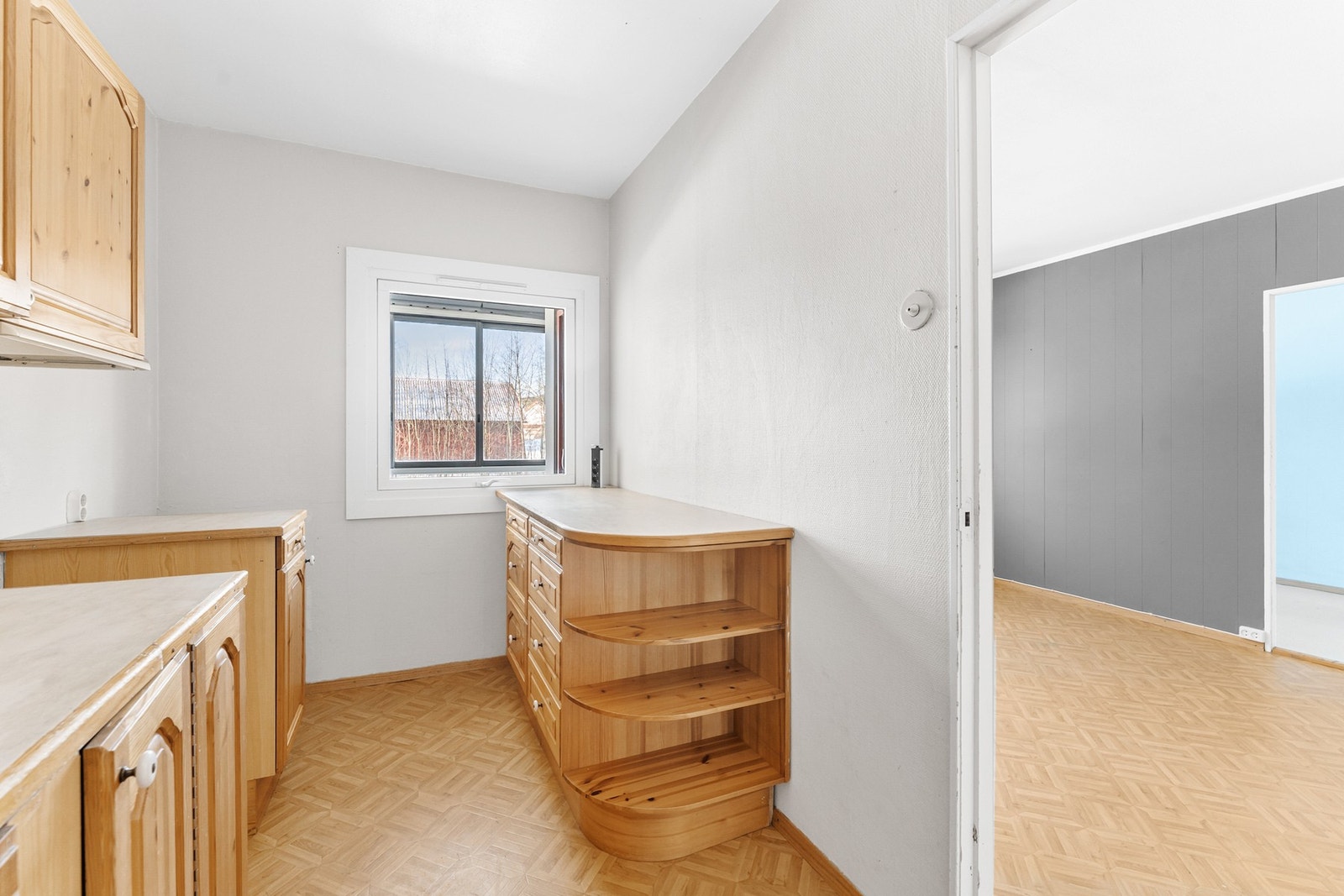 Kjøkkenet ligger rett ved stuen Galleribilde