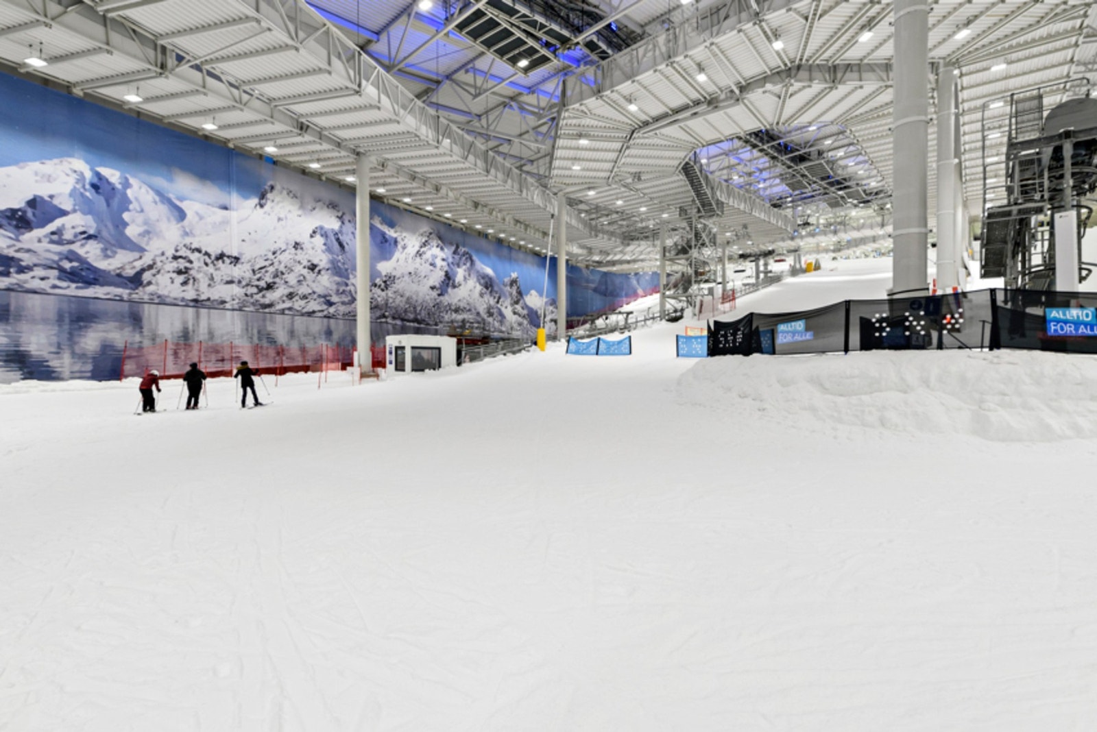 Det er ikke langt til SNØ som inneholder både langrennsløyper og alpinbakke, og gjør det mulig å stå på ski året rundt! Galleribilde