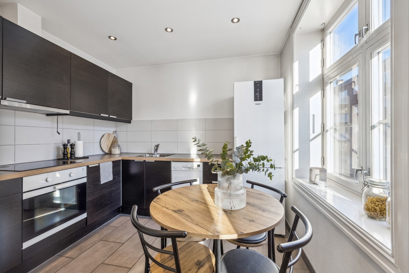Pent og romslig kjøkken m/spiseplass. Galleribilde