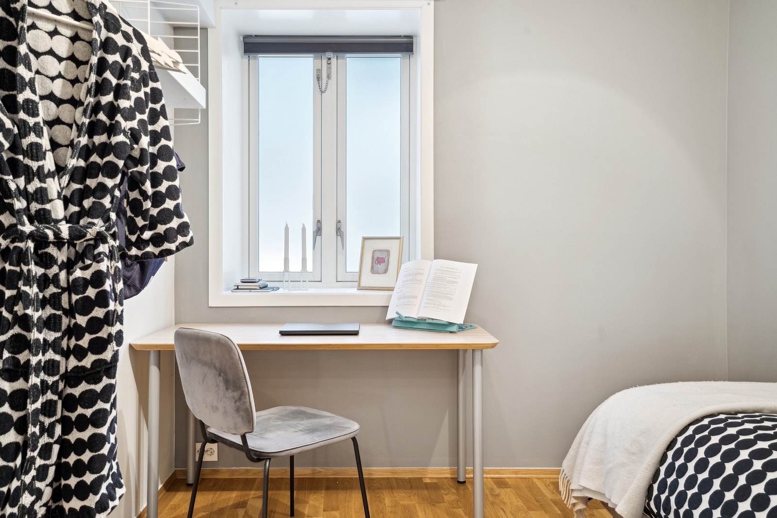 Soverom med vindu mot rolig bakgård Galleribilde