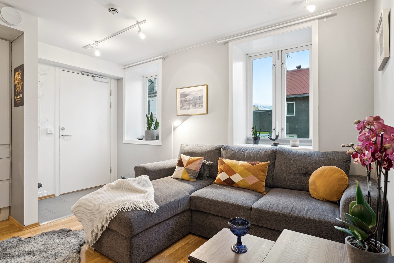 Stue med vinduer mot Skippergata, Se de tykke ytterveggene på bygget:) Galleribilde