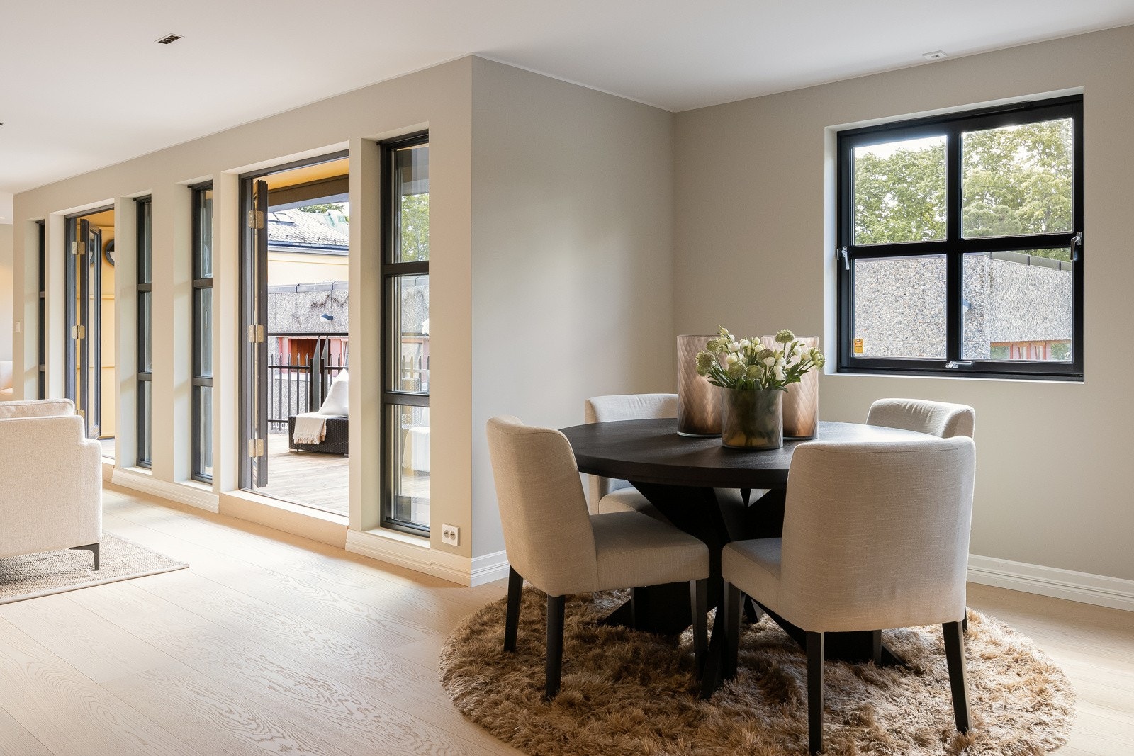 Man har god plass til stort spisebord mellom kjøkken og tv-møblet. Galleribilde