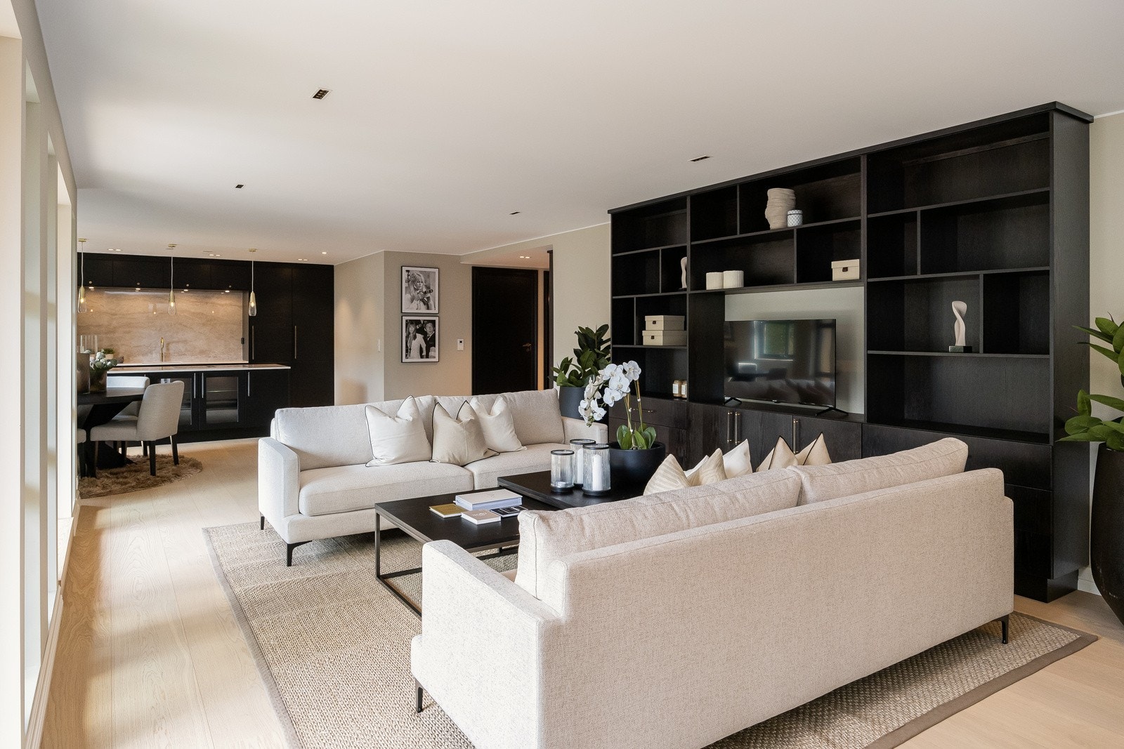 Her kommer man til dekket bord da leiligheten enda ikke er tatt i bruk. Galleribilde