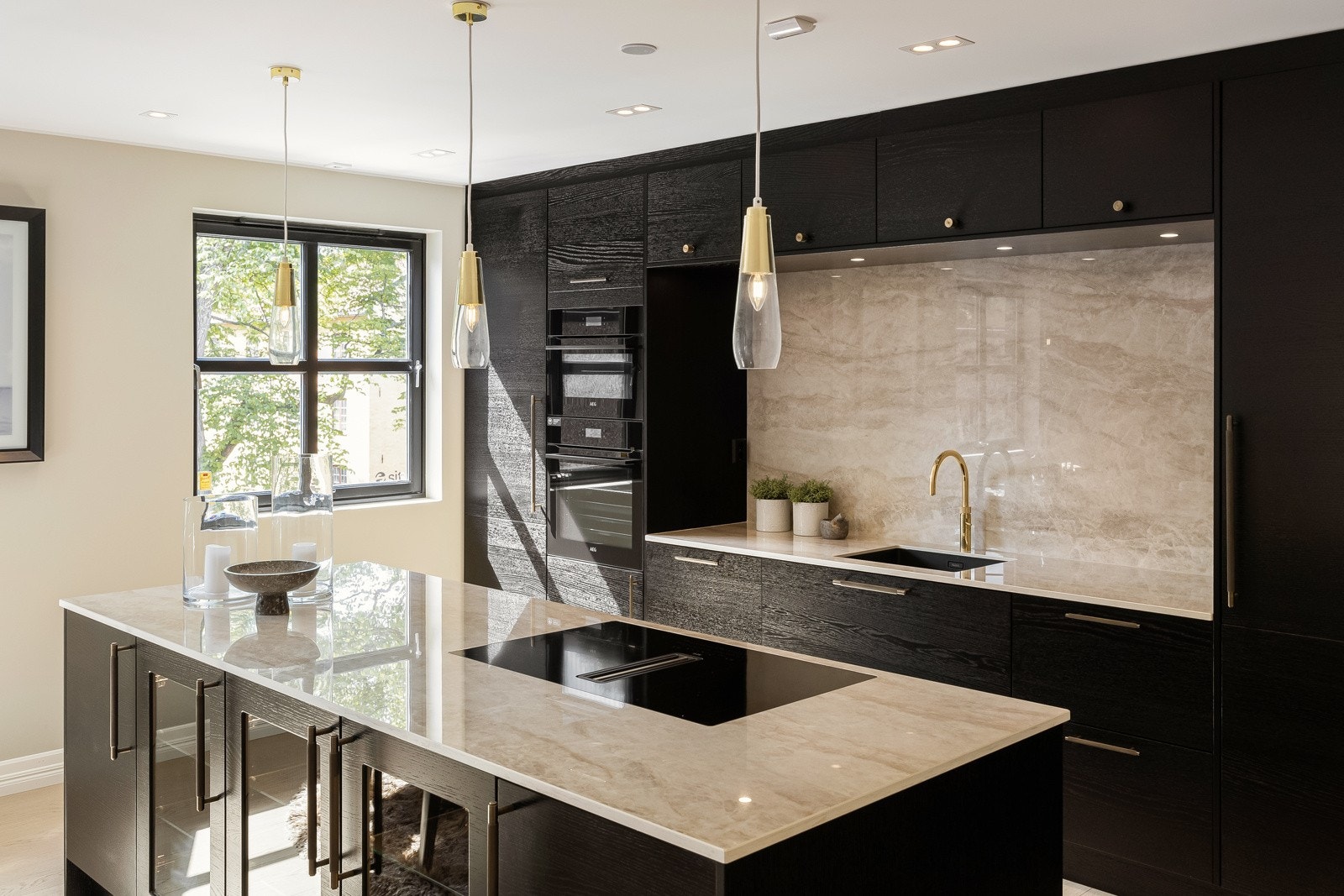 Eksklusiv Dekton benkeplater som tåler varme og er helt porefritt. Galleribilde