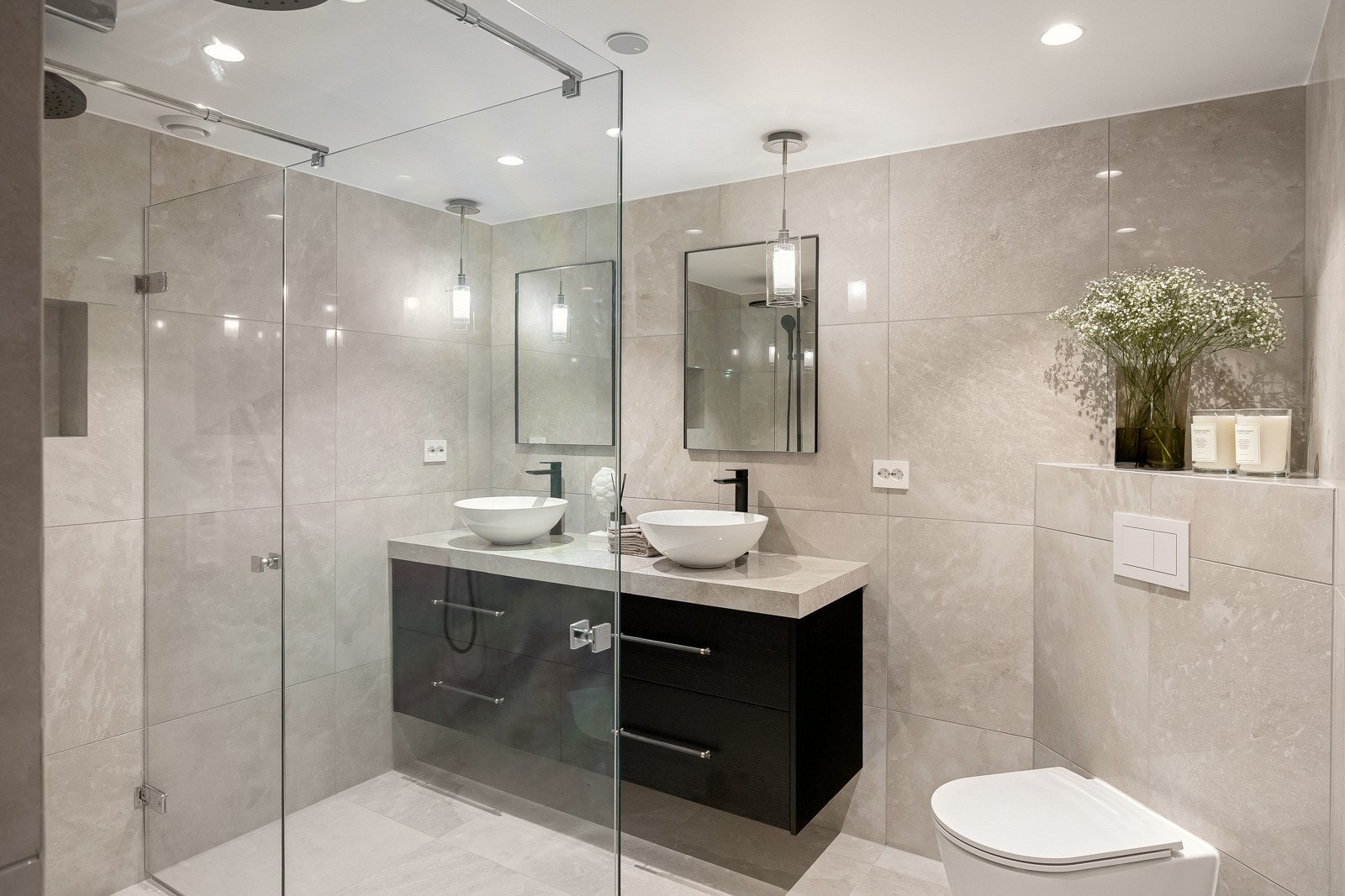 Badet er romslig med lagringsrikt baderomsmøbel fra Aubo. Galleribilde