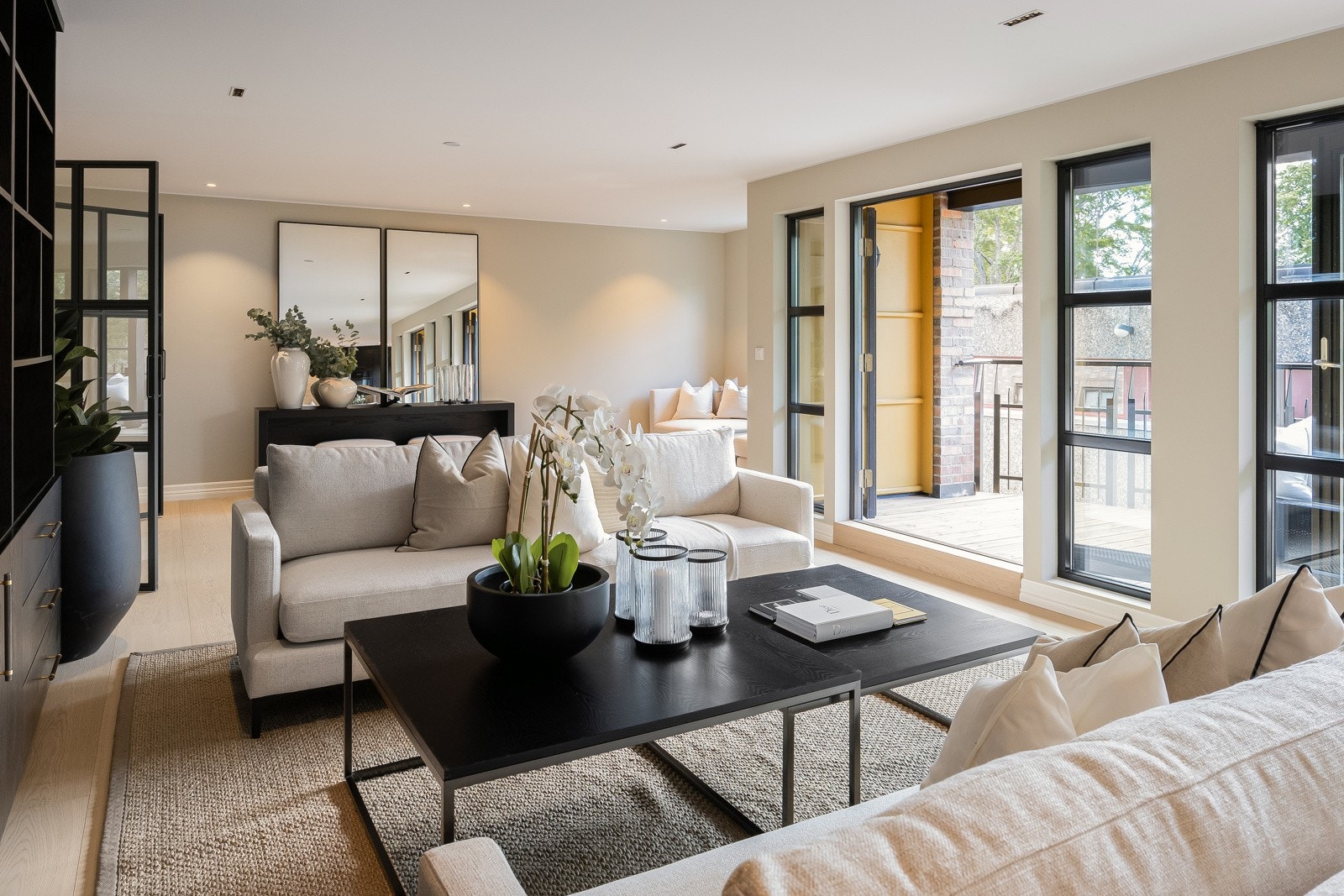 Leiligheten er gjennomgående med lekkert 1- stavs parkettgulv der gulvplankene er hele 27cm brede og 2,2 meter lange noe som gir et kvalitetsmessig og stilrent uttrykk. Galleribilde