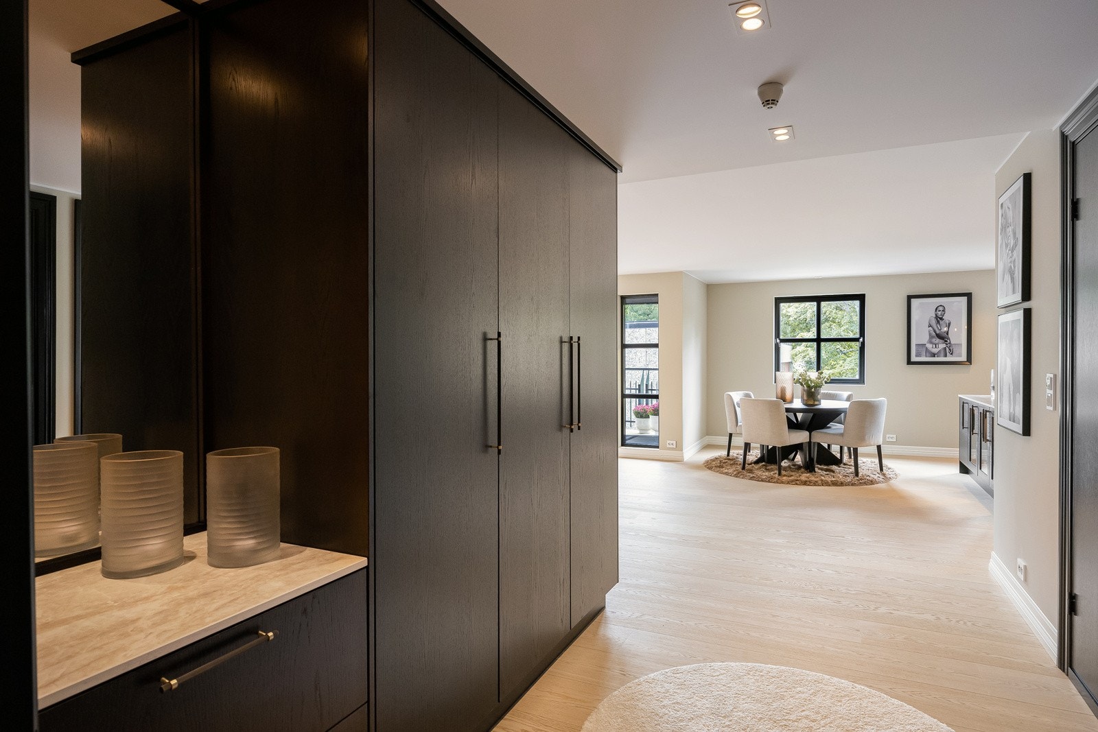 Leilighetens entré oppleves romslig med flott spesialtilpasset garderobe fra Brovold møbeldesign. Galleribilde