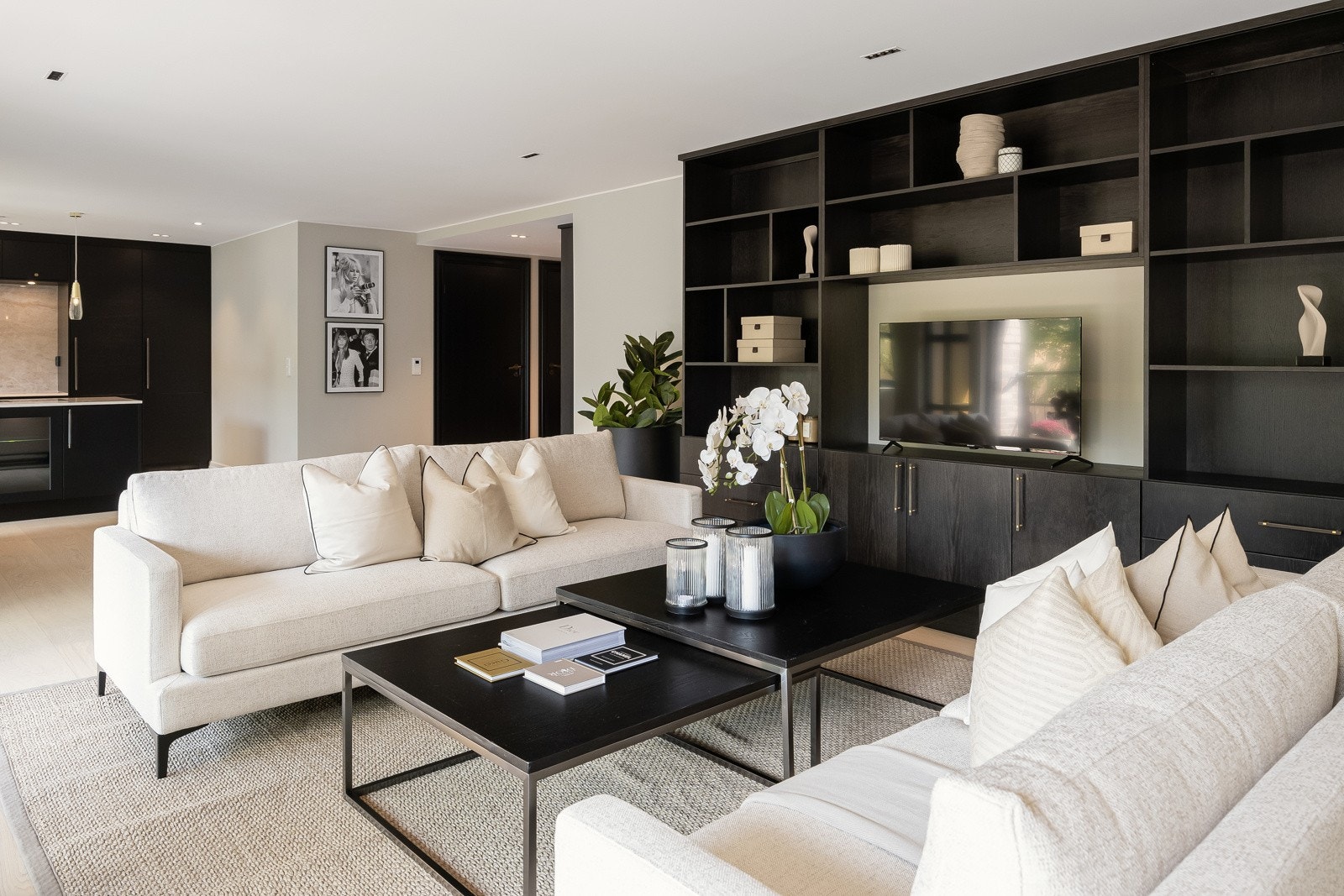 Plassbygd tv-møbel fra møbelsnekker er et naturlig blikkfang. Galleribilde