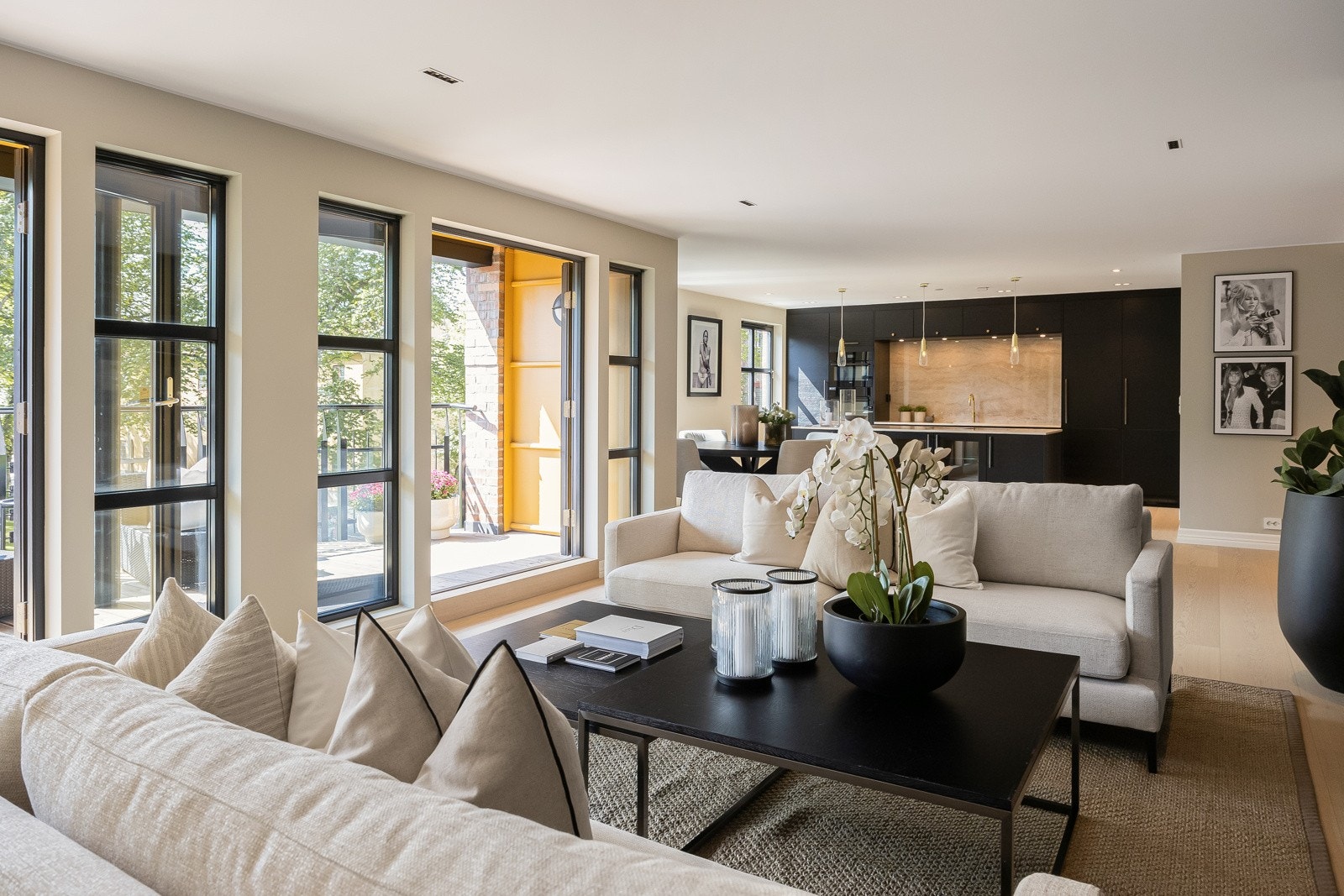 Gjennom en omfattende byggeprosess i 2022 og 2023 ble leiligheten ferdigstilt med bruk av eksklusive materialer og gjennomtenkte løsninger. Galleribilde