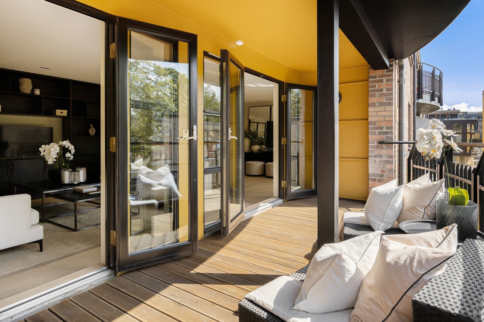 De store vindusflatene slipper mye lys og sol inn i leiligheten. Galleribilde