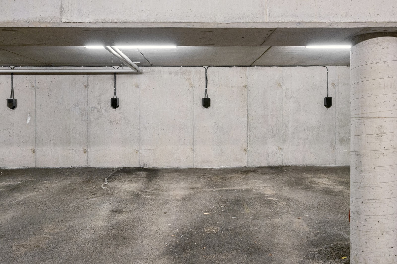 I Garasjekjelleren har leiligheten egen parkeringsplass samt lagringsplass i bod. Galleribilde