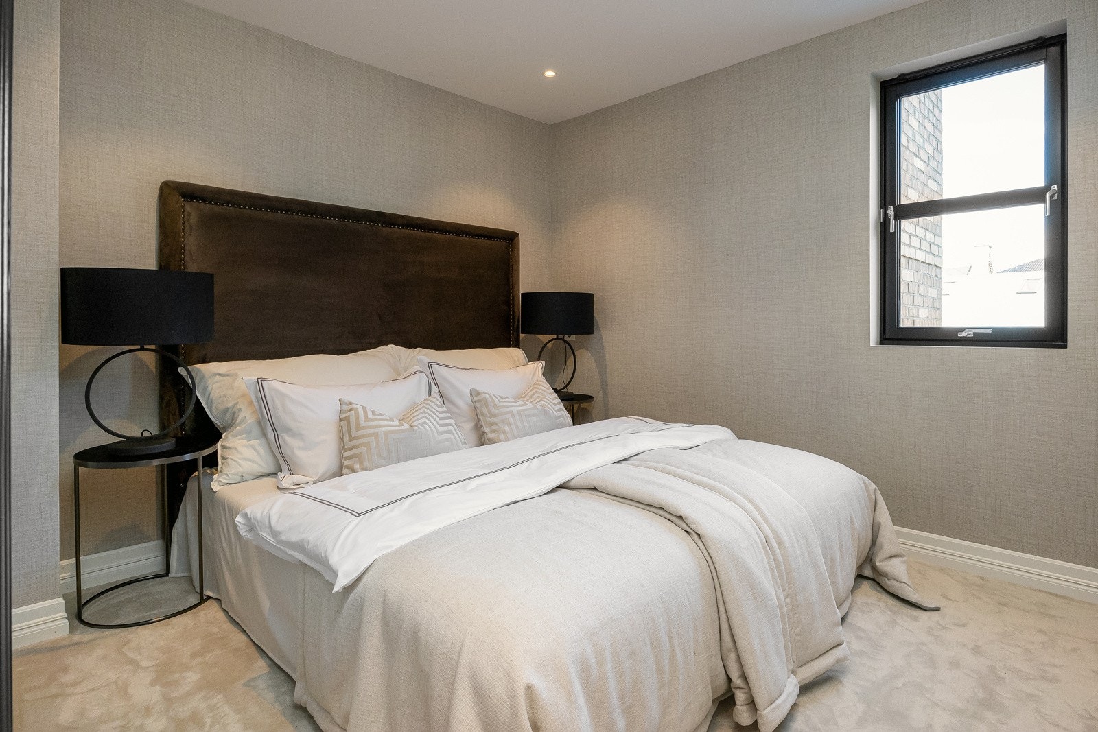 Mastersoverommet preges, som øvrige rom i boligen, av materialer av høy kvalitet og gjennomtenkte løsninger. eksklusiv tapet fra Elitis samt 2 Stikk med usb uttak plasser ved nattbord. Galleribilde