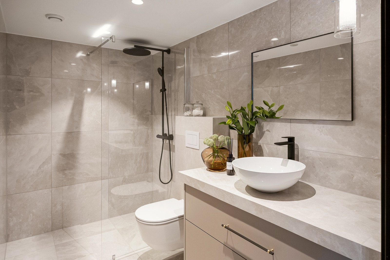 Bad ved inngangsparti. Møbler på badet og på vaskerommet er måltilpasset og levert av kvalitetsleverandøren Aubo. Galleribilde