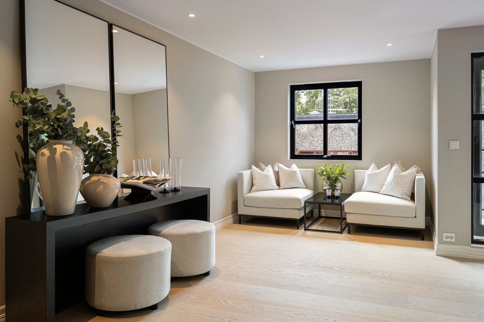 Heis i bygget gjør denne leiligheten attraktiv for alle aldersgrupper. Heisen går direkte ned til kjellerplan der bod for leiligheten befinner seg. Galleribilde