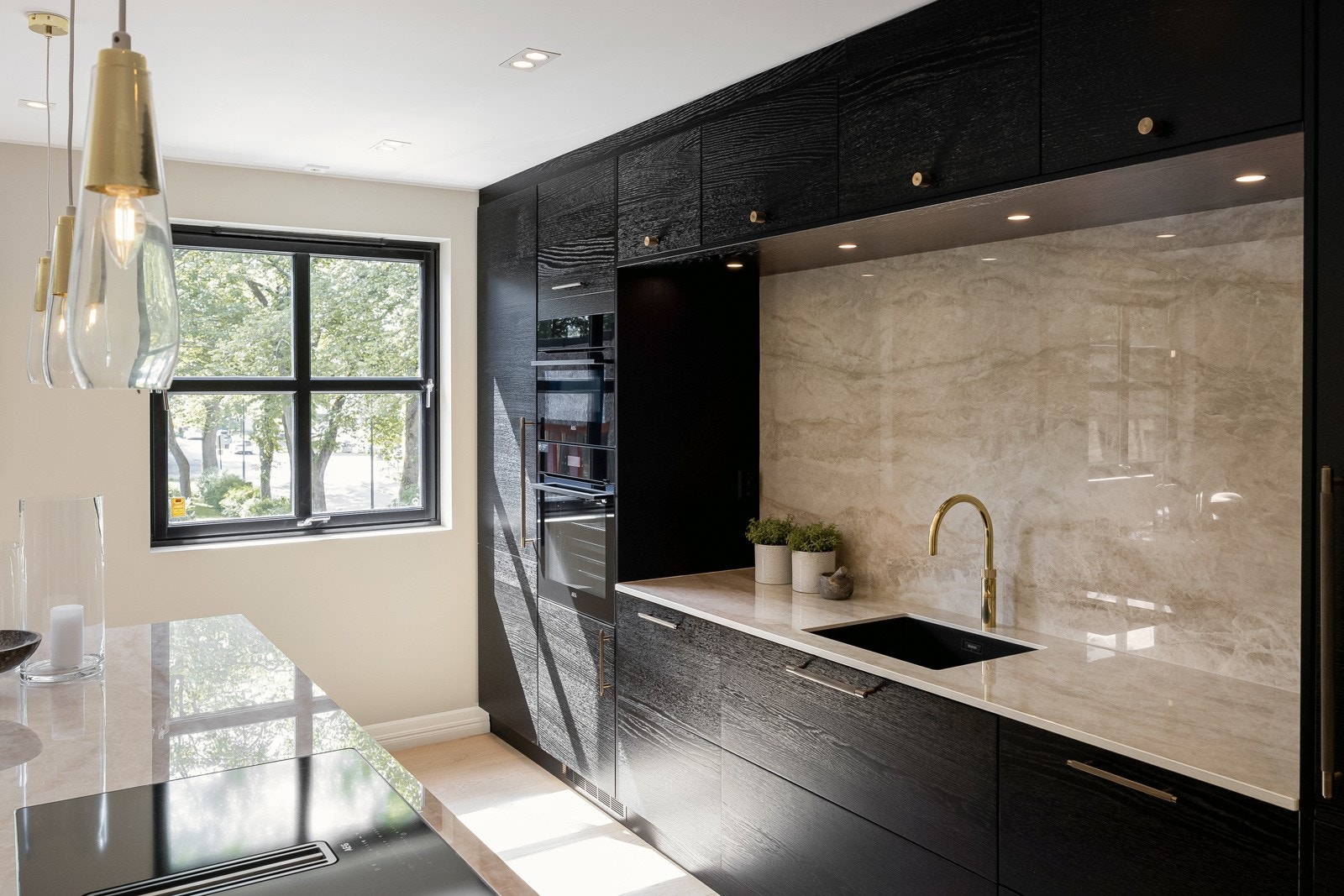 kjøkken-øy for ekstra oppbevaringsplass og fremstår romslig med godt utnyttet lagrings- og arbeidsplass. Galleribilde