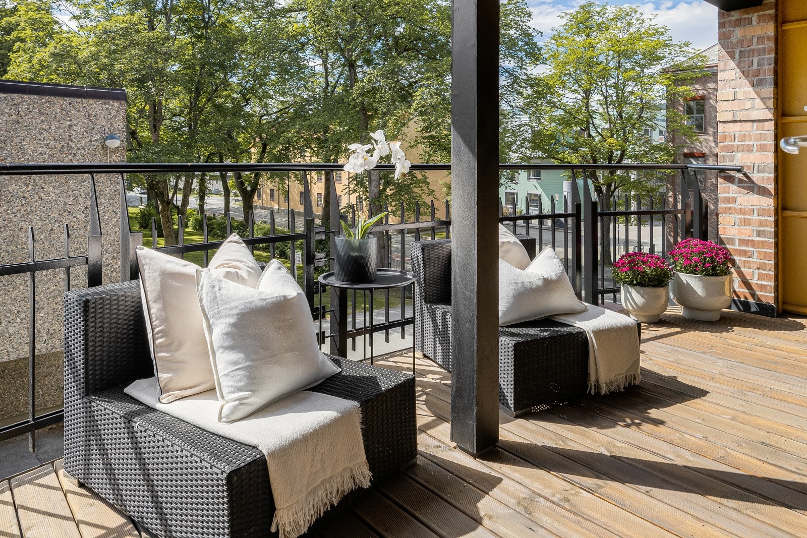 Balkongen er sydvendt noe som gir langsolgang samt utsikt til deler av bydelspark. Galleribilde