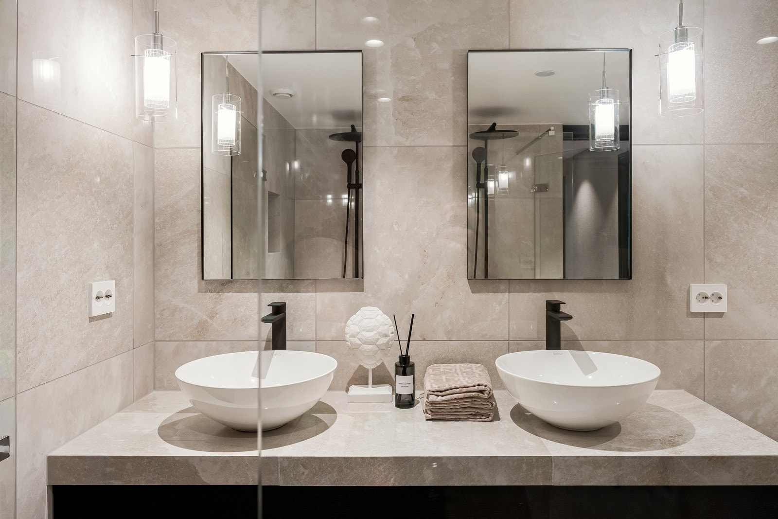 Flotte fliser 60x60 på vegger og gulv i duse farger. Galleribilde