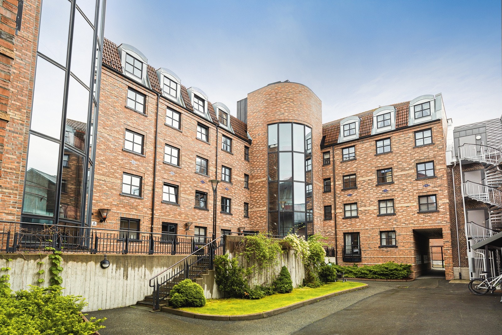 Innergården er helt lukket og oppleves stille og rolig. Galleribilde