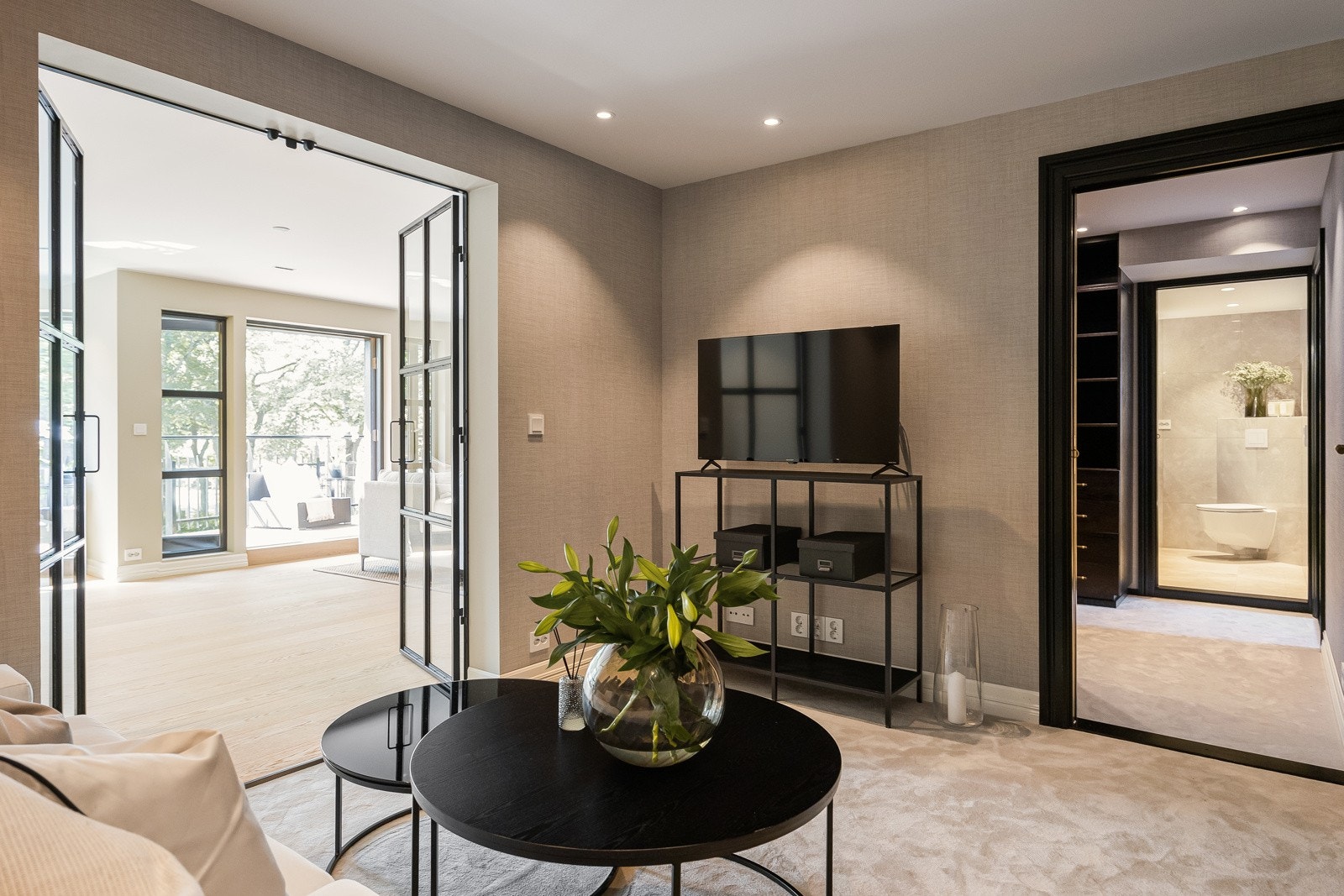 Soveromsfløyen består av 3 soverom, de vender ut mot sameiets innergård, det er kun beboerne som har adkomst til innergården slik at soverommene har et skjermet og godt sovemiljø. Galleribilde