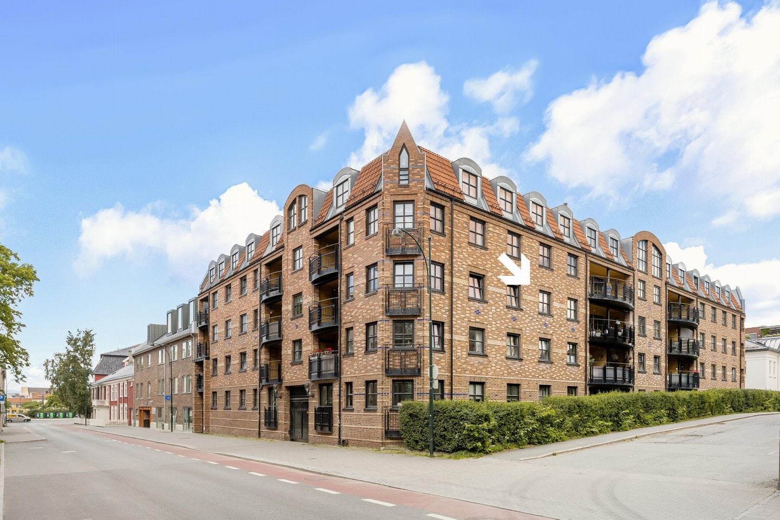 Leiligheten ligger omtrent midt i sentrum men er samtidig tilbaketrukket og fredelig. Dette er egenskaper som gjør Kalvskinnet til et av byens mest attraktive og skjermede boområder. Galleribilde