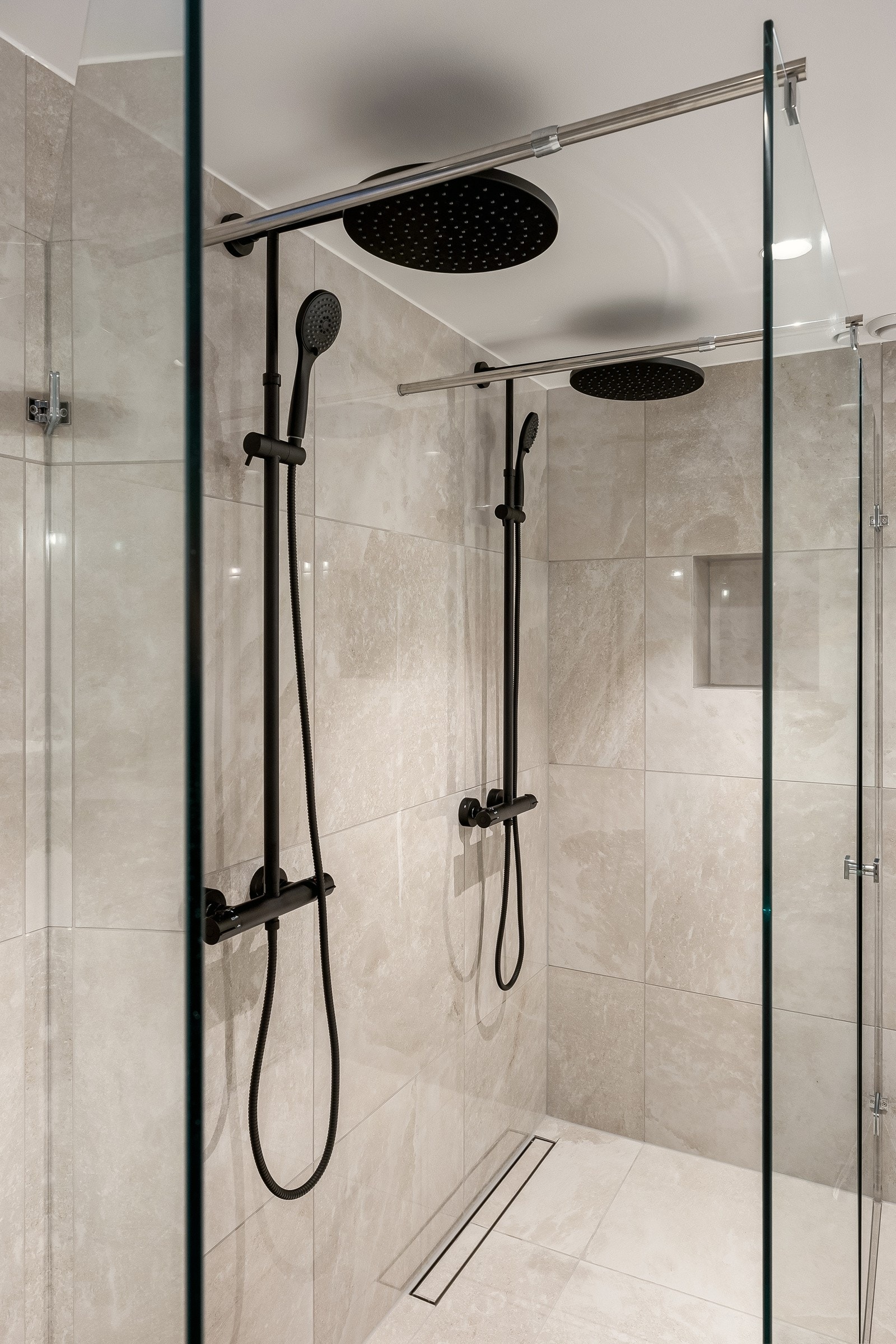 Dobbeldusj med 2 innganger. Galleribilde